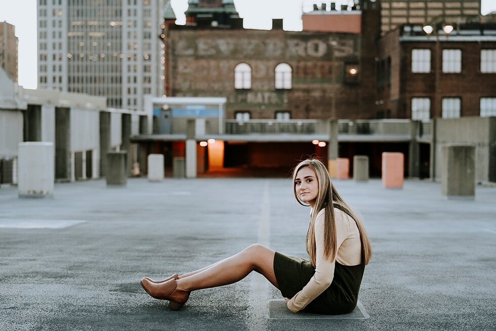  Unique poses always catch my eye when it comes to photographing seniors anticipating big changes in their future #seniorgoals #seniorphotographer #graduationprep #outdoorphotosession #kentuckyphotographer #indianaphotographer #louisvillephotographer