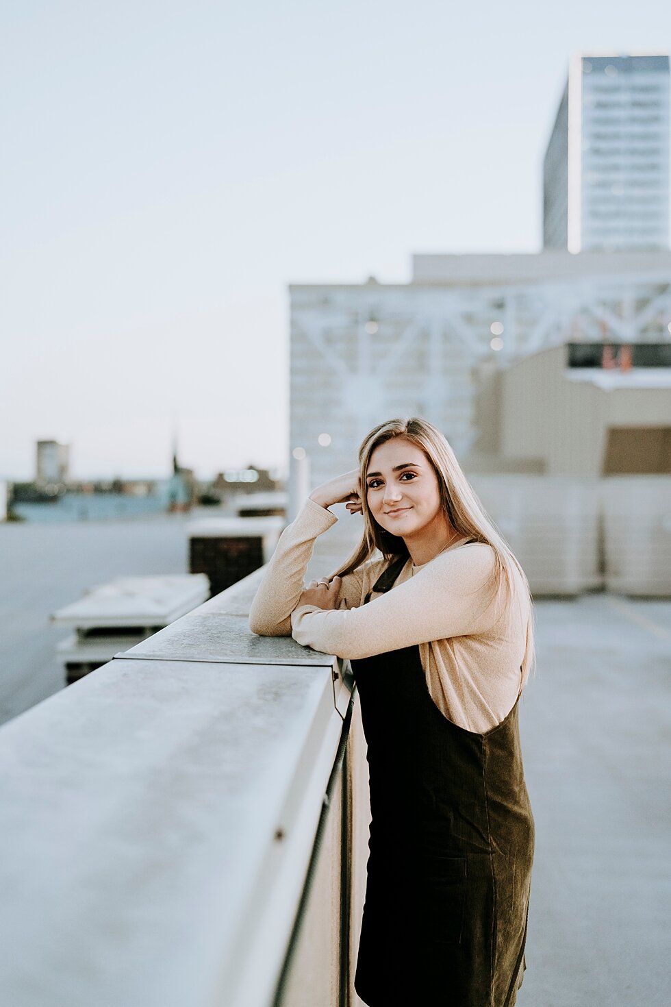  Simple elegance in these senior photos was perfect #seniorgoals #seniorphotographer #graduationprep #outdoorphotosession #kentuckyphotographer #indianaphotographer #louisvillephotographer #classof2020photos #classof2020 #congratulationssenior #indiv