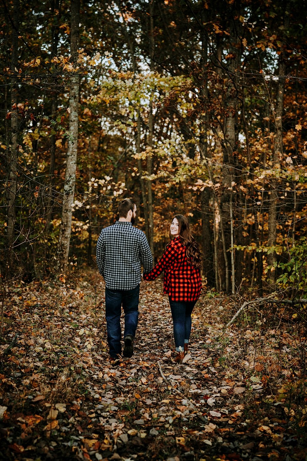  Wardrobe inspiration for engagement session in the fall surrounded by large green trees! #engagementgoals #engagementphotographer #engaged #outdoorengagement #kentuckyphotographer #indianaphotographer #louisvillephotographer #engagementphotos #savet