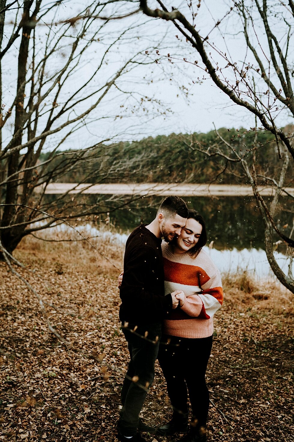  Engagement photo inspiration for outfits that really pop in front of a dynamic background during fall. #engagementgoals #engagementphotographer #engaged #outdoorengagement #kentuckyphotographer #indianaphotographer #louisvillephotographer #engagemen