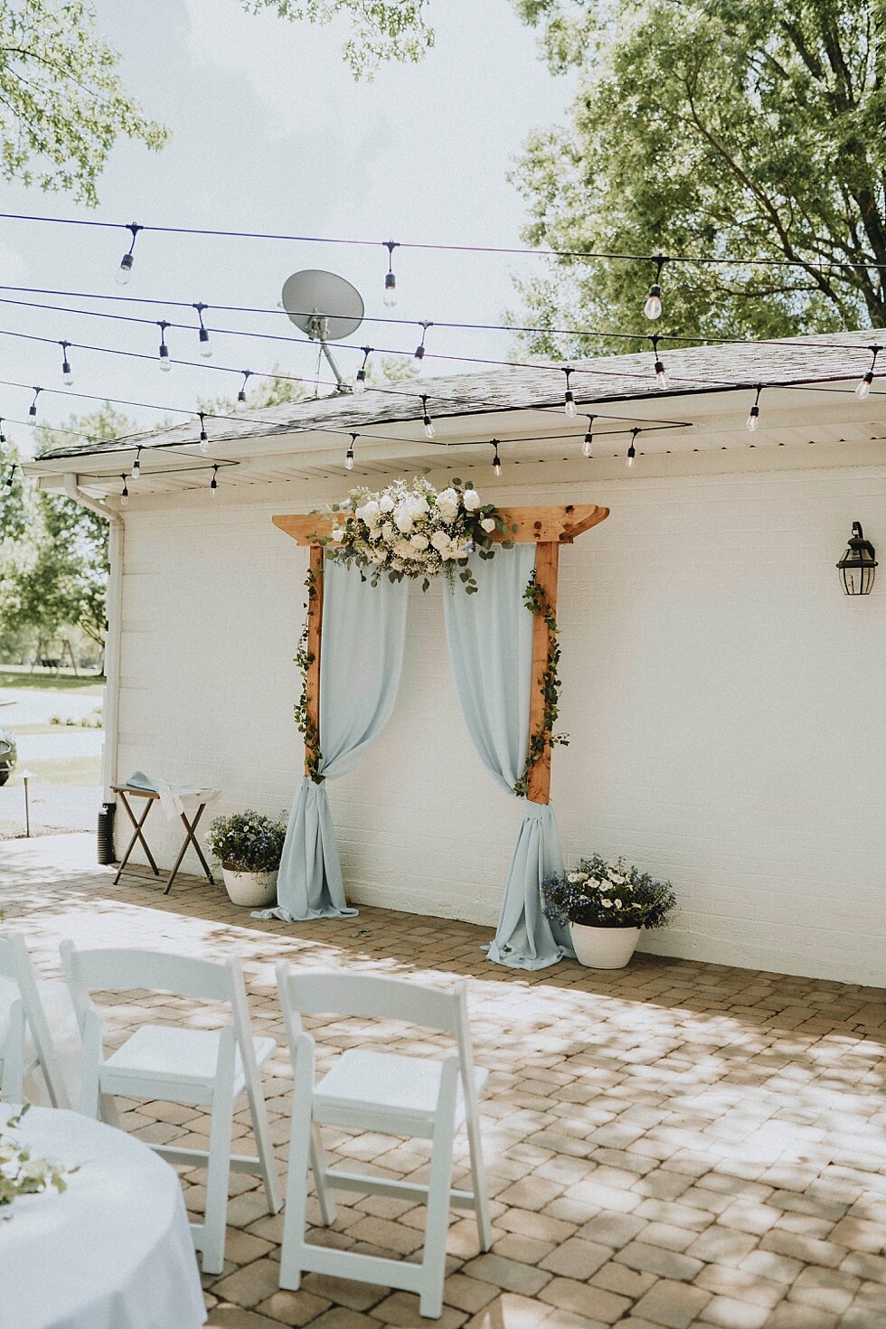  Backyard wedding day arbor.    #thatsdarling #weddingday #weddinginspiration #weddingphoto #love #justmarried #midwestphotographer #kywedding #louisville #kentuckywedding #louisvillekyweddingphotographer #weddingbliss #weddingformals #loveisintheair