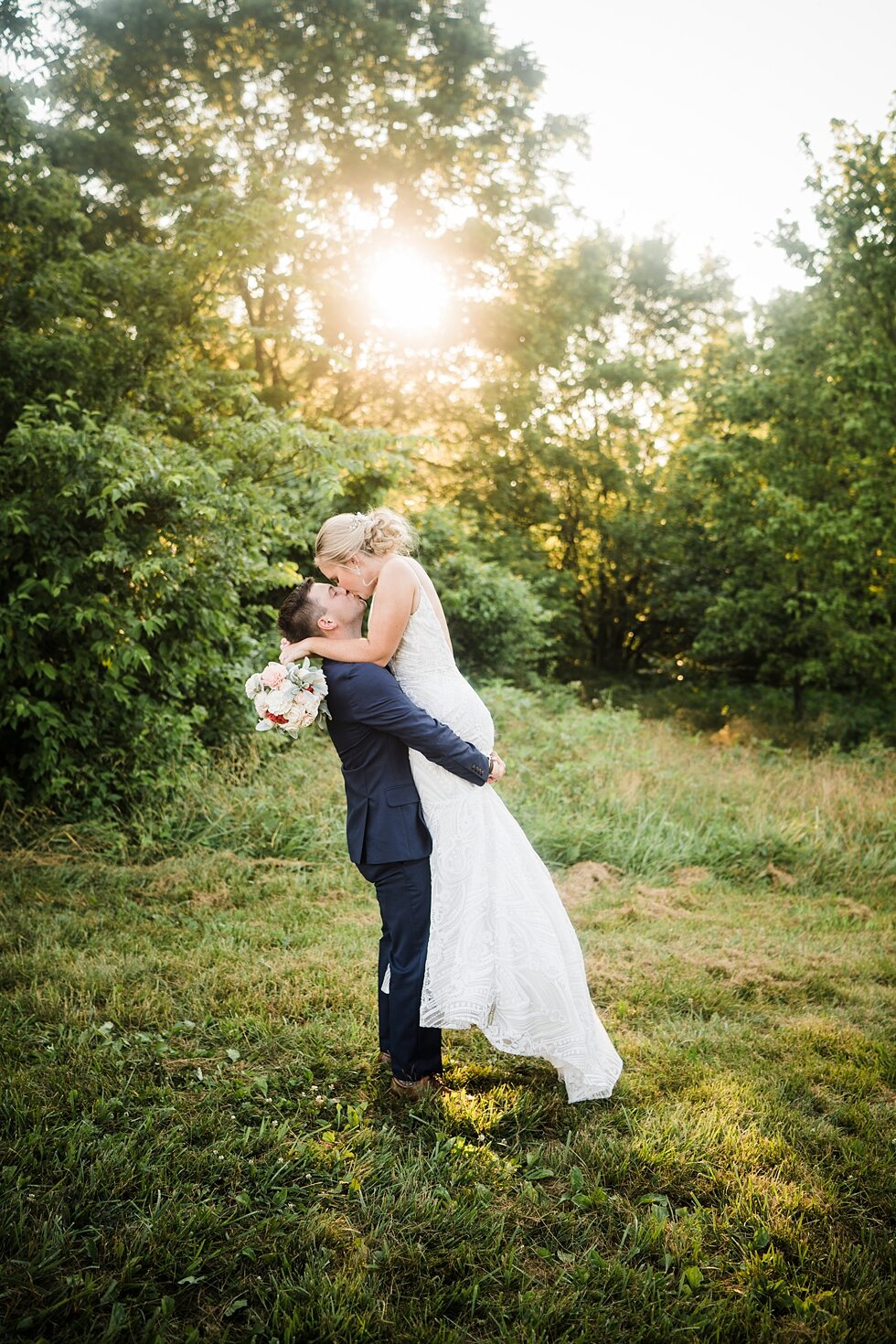  Bride and groom wedding day photos at sunset  #thatsdarling #weddingday #weddinginspiration #weddingphoto #love #justmarried #midwestphotographer #kywedding #louisville #kentuckywedding #louisvillekyweddingphotographer #weddingbliss #weddingformals 