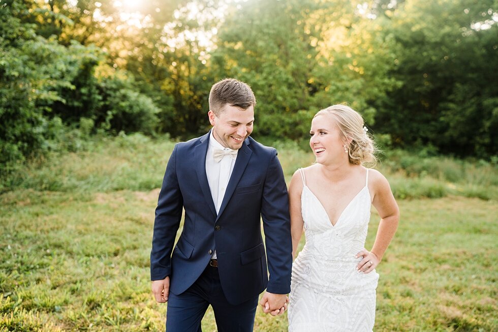  Bride and groom wedding day photos at sunset  #thatsdarling #weddingday #weddinginspiration #weddingphoto #love #justmarried #midwestphotographer #kywedding #louisville #kentuckywedding #louisvillekyweddingphotographer #weddingbliss #weddingformals 