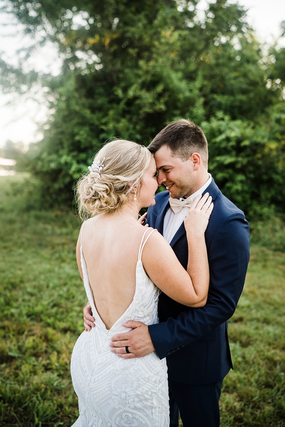  Bride and groom wedding day photos at sunset  #thatsdarling #weddingday #weddinginspiration #weddingphoto #love #justmarried #midwestphotographer #kywedding #louisville #kentuckywedding #louisvillekyweddingphotographer #weddingbliss #weddingformals 