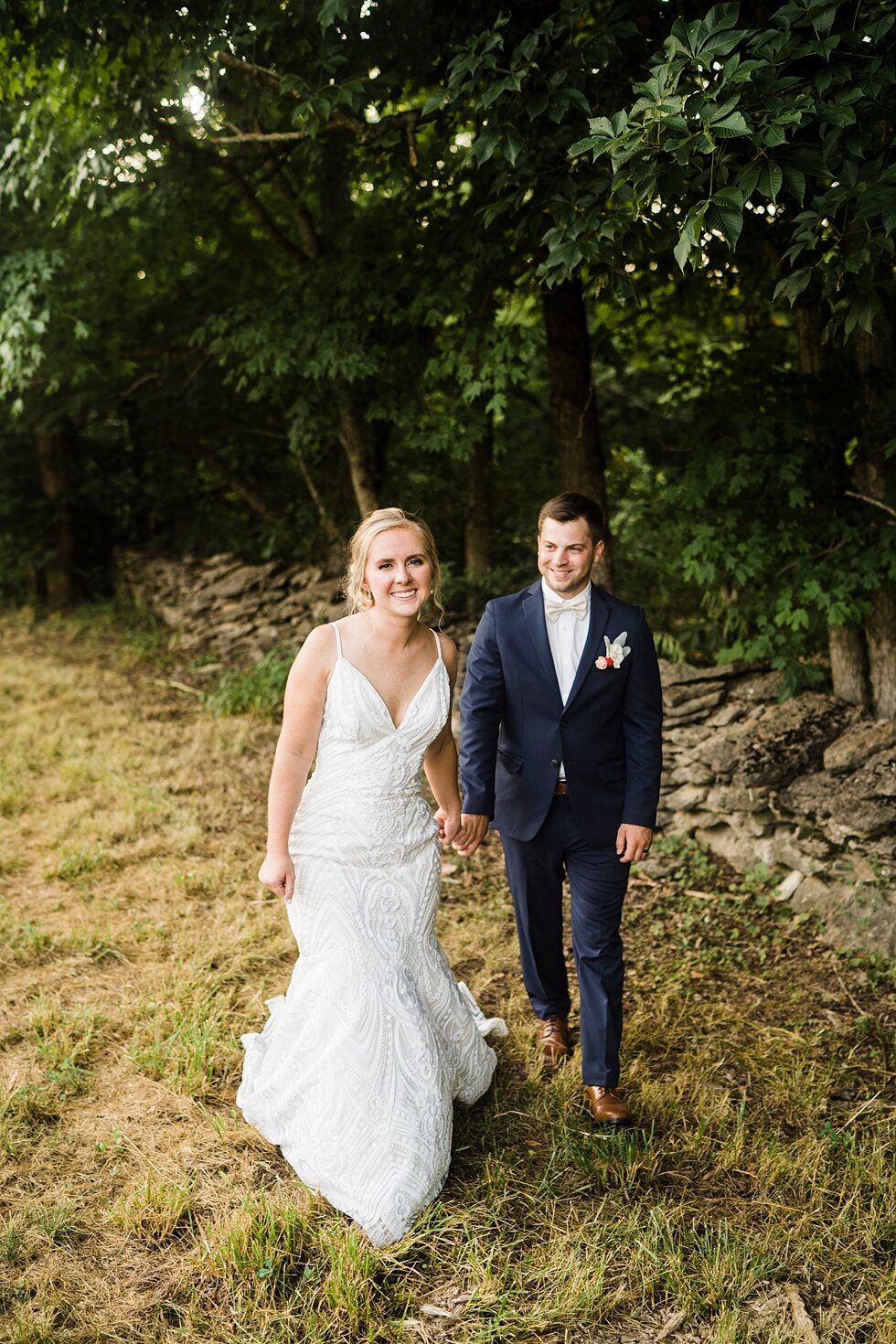  Bride and groom wedding day photos at sunset  #thatsdarling #weddingday #weddinginspiration #weddingphoto #love #justmarried #midwestphotographer #kywedding #louisville #kentuckywedding #louisvillekyweddingphotographer #weddingbliss #weddingformals 