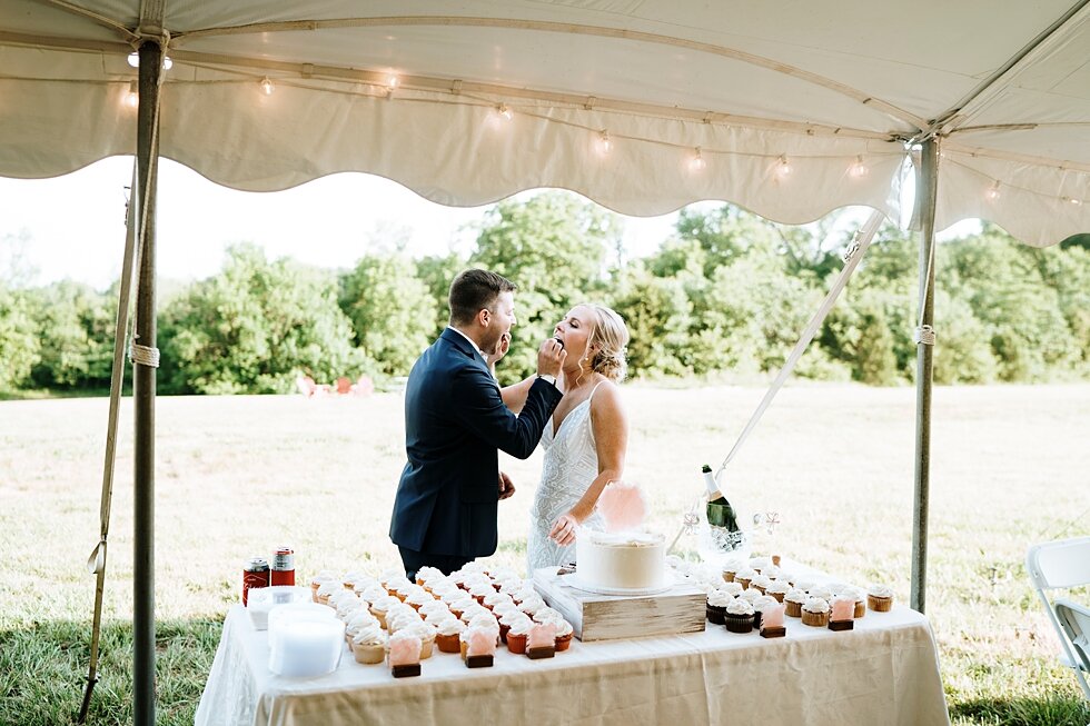  Bride and groom cut cake  #thatsdarling #weddingday #weddinginspiration #weddingphoto #love #justmarried #midwestphotographer #kywedding #louisville #kentuckywedding #louisvillekyweddingphotographer #weddingbliss #weddingformals #loveisintheair #mar