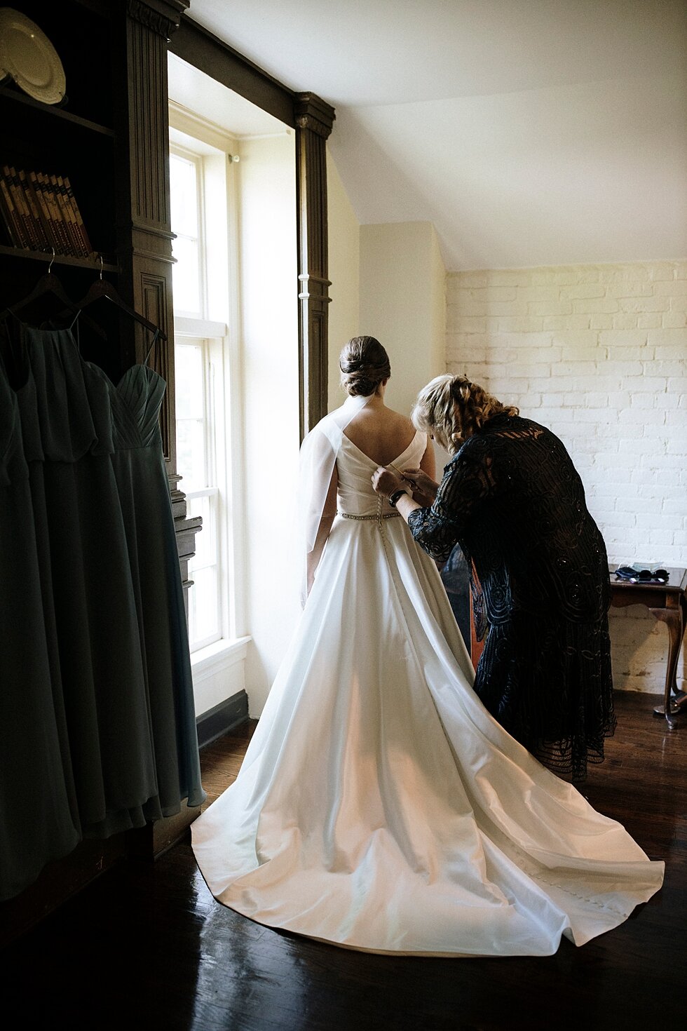  bride being helped into dress by mother  #thatsdarling #weddingday #weddinginspiration #weddingphoto #love #justmarried #midwestphotographer #kywedding #louisville #kentuckywedding #louisvillekyweddingphotographer #weddingbliss #weddingformals #love