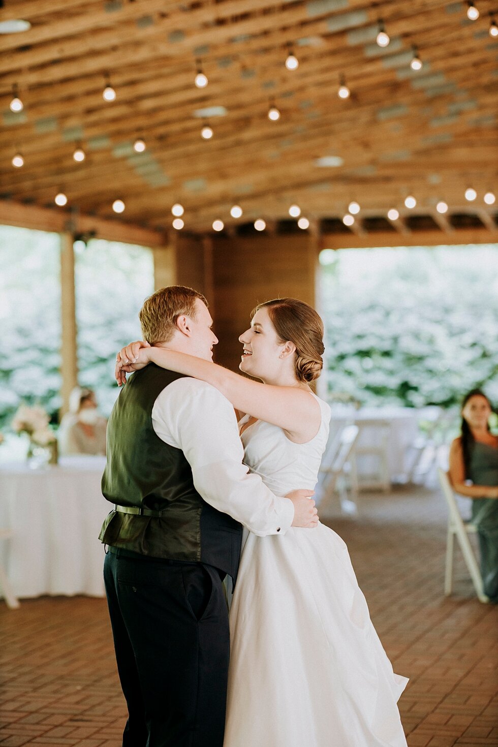  bride and groom first dance    #thatsdarling #weddingday #weddinginspiration #weddingphoto #love #justmarried #midwestphotographer #kywedding #louisville #kentuckywedding #louisvillekyweddingphotographer #weddingbliss #weddingformals #loveisintheair