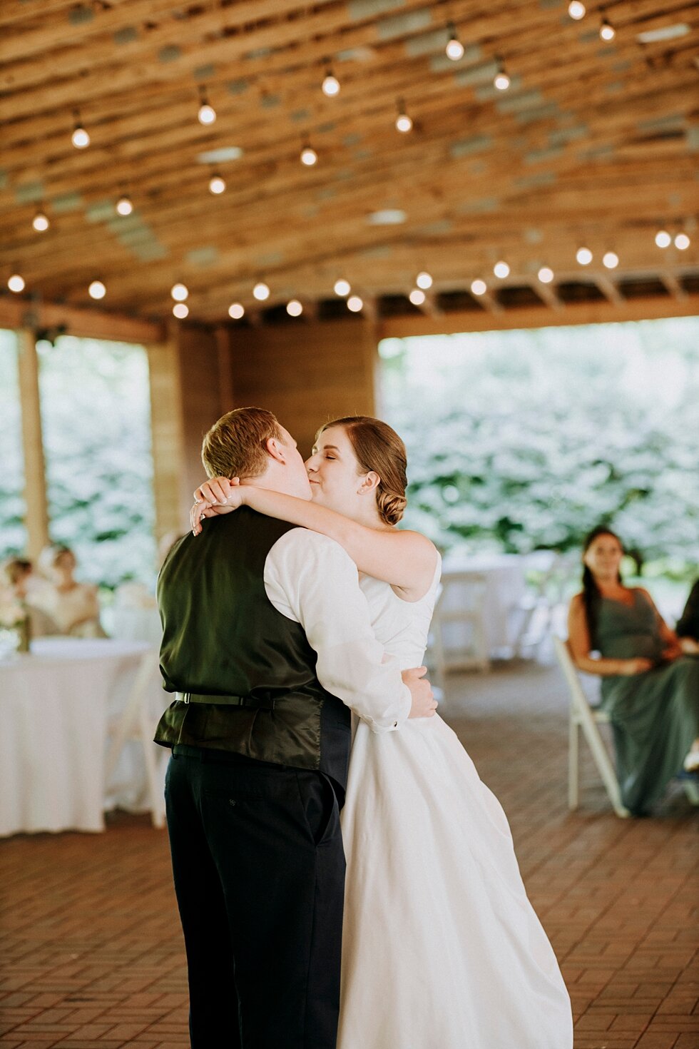    #thatsdarling #weddingday #weddinginspiration #weddingphoto #love #justmarried #midwestphotographer #kywedding #louisville #kentuckywedding #louisvillekyweddingphotographer #weddingbliss #weddingformals #loveisintheair #married #weddingring #kypho