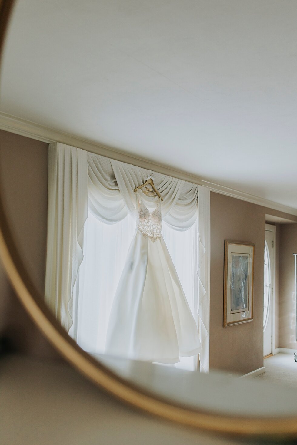  Wedding dress hanging in wedding in mirror  #thatsdarling #weddingday #weddinginspiration #weddingphoto #love #justmarried #midwestphotographer #kywedding #louisville #kentuckywedding #louisvillekyweddingphotographer #weddingbliss #weddingformals #l