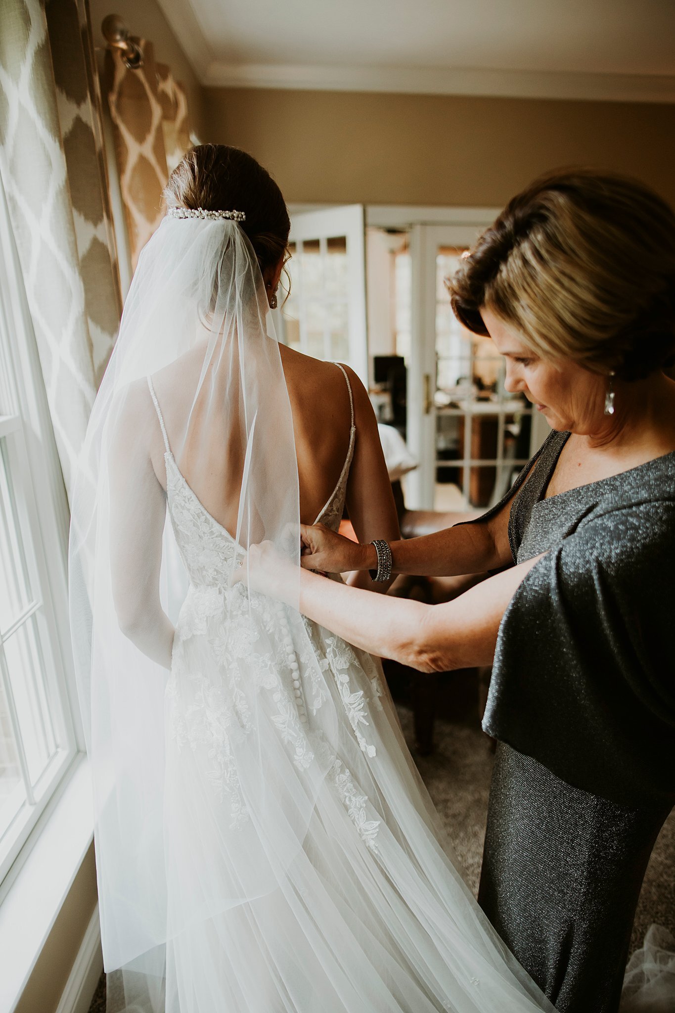  Mother and daughter getting ready for wedding day  #thatsdarling #weddingday #weddinginspiration #weddingphoto #love #justmarried #midwestphotographer #kywedding #louisville #kentuckywedding #louisvillekyweddingphotographer #weddingbliss #weddingfor