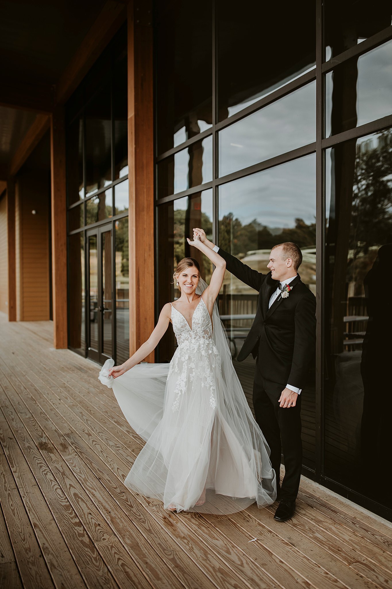  #thatsdarling #weddingday #weddinginspiration #weddingphoto #love #justmarried #midwestphotographer #kywedding #louisville #kentuckywedding #louisvillekyweddingphotographer #weddingbliss #weddingformals #loveisintheair #married #weddingring #kyphoto