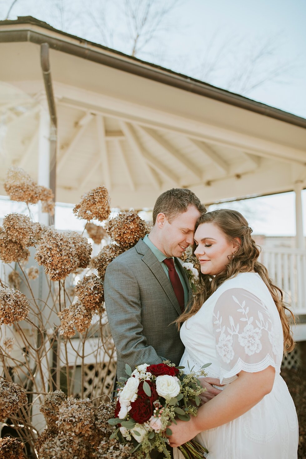 Bride and groom braving the winter weather on their wedding day in Corydon, Indiana at their intimate backyard wedding with their closest friends and family. Southern wedding Indiana intimate wedding small ceremony microceremony corydon indiana prof