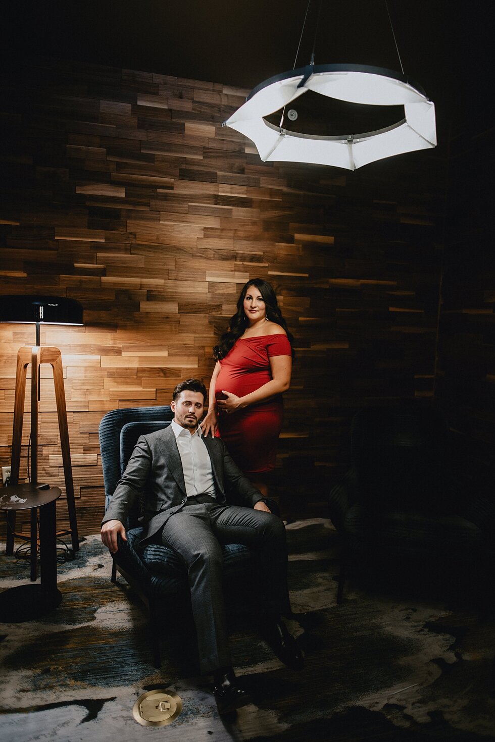  Dim lighting and textured backgrounds were the perfect fit for this elegant and romantic styled maternity photo session. #maternitygoals #maternityphotographer #babybump #kentuckyphotographer #fancymaternitysession #modernmaternitysession #urbanmate