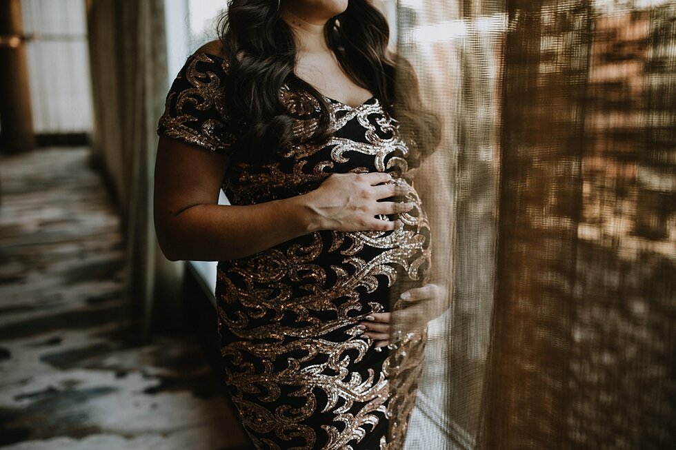  Beautiful patterned dress worn by mom who is cradling her growing belly in these maternity photo. #maternitygoals #maternityphotographer #babybump #kentuckyphotographer #fancymaternitysession #modernmaternitysession #urbanmaternitysession #dressymat