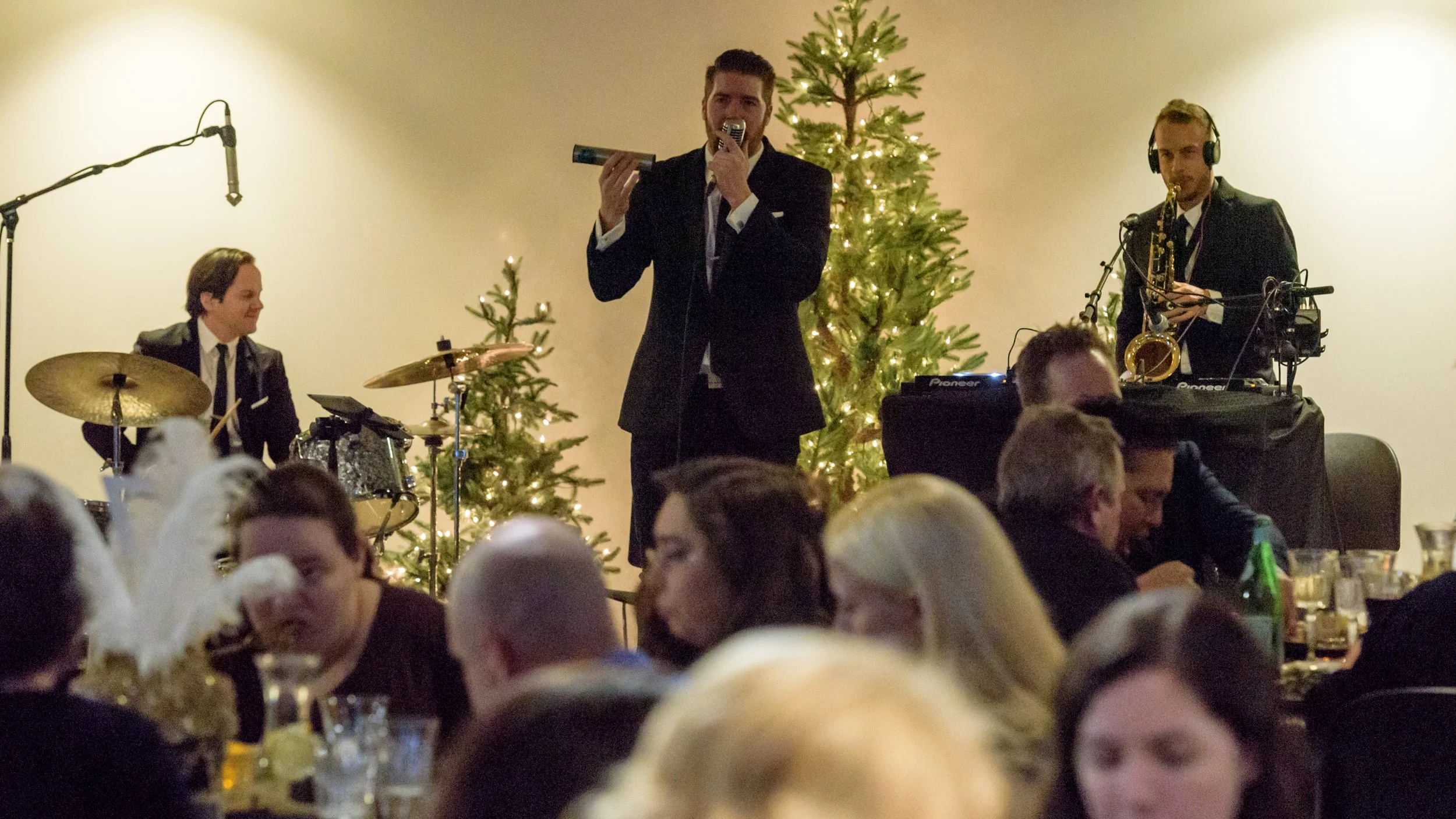 Conn added perfect percussion touches to his vocal performance. A truly multi-talented live jazz singer! (Photo credit: Really Photography, http://really.photography)