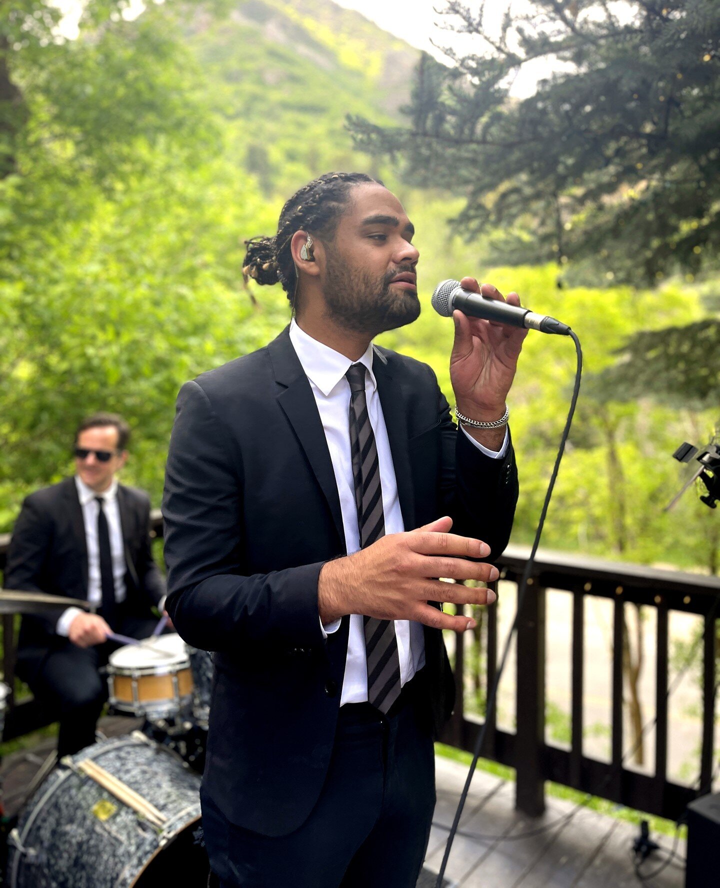 @iammicahwillis crooning to the crowd up at @millcreekinn 🎶 What a beautiful place for a wedding!