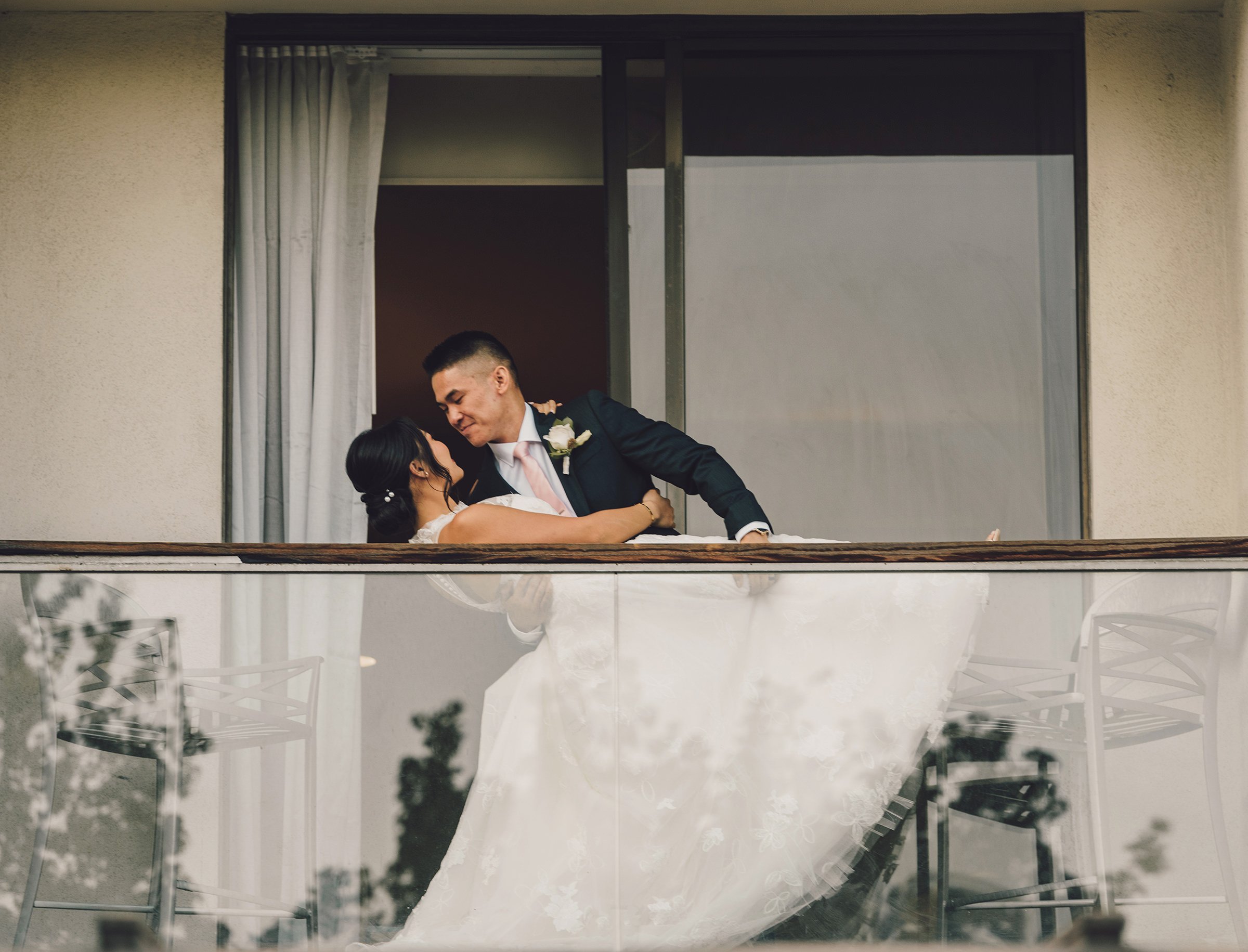 modern-asian-american-wedding-couples-balcony-portait-los-angeles-socal-photographer-2.jpg