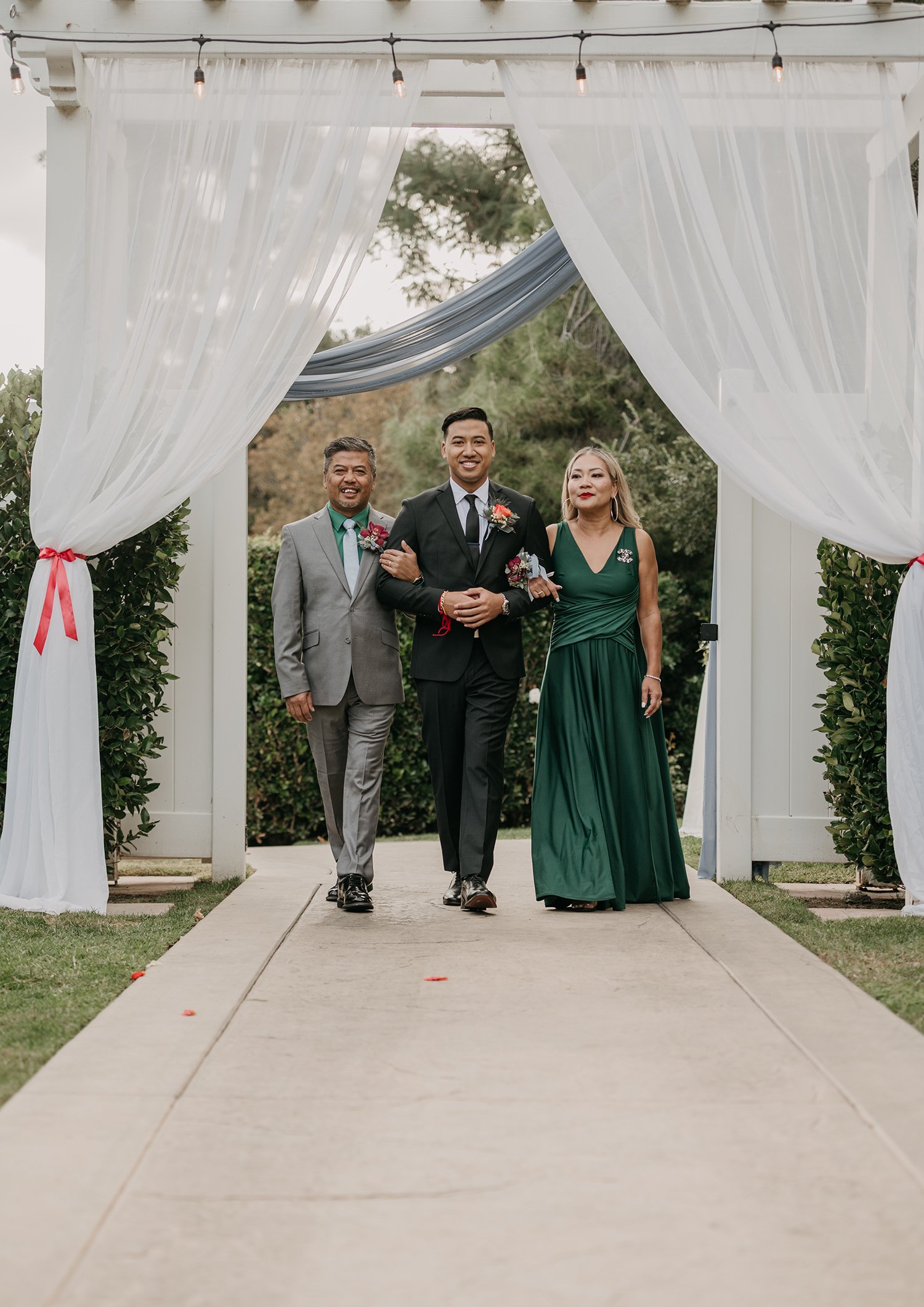 moody-modern-asian-american-wedding-ceremony-sierra-la-verne-socal-photographer-5.jpg