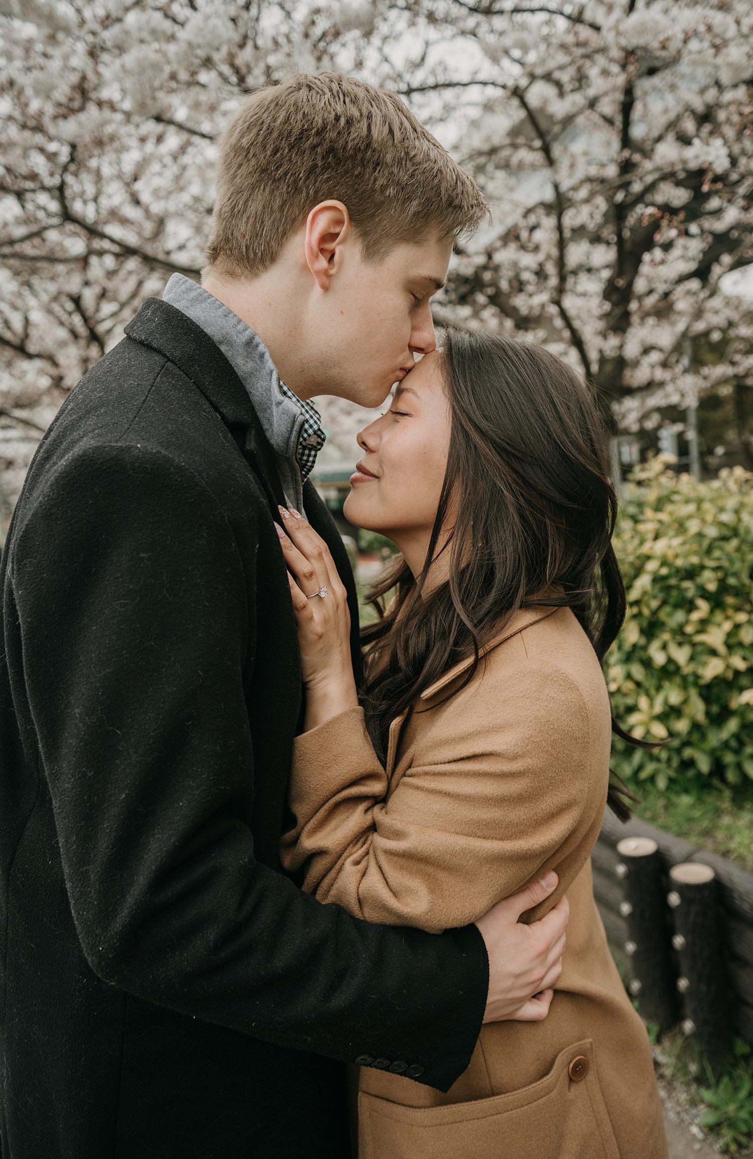 sumida-park-tokyo-japan-cherry-blossoms-engagement-session-デスティネーションウェディングフォトグラファー-3.jpg