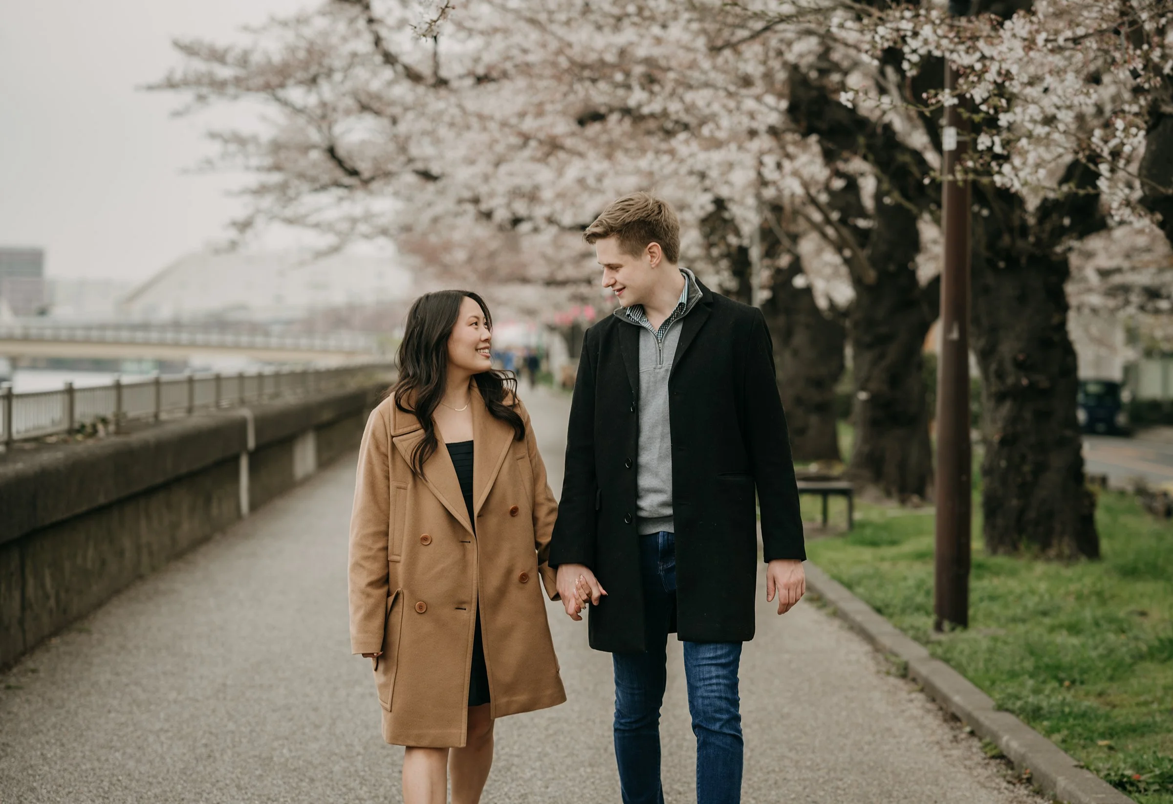 Sumida Park Cherry Blossoms Engagement Session | 桜満開の隅田公園で行うエンゲージメントフォト撮影 | Destination Wedding Photographer