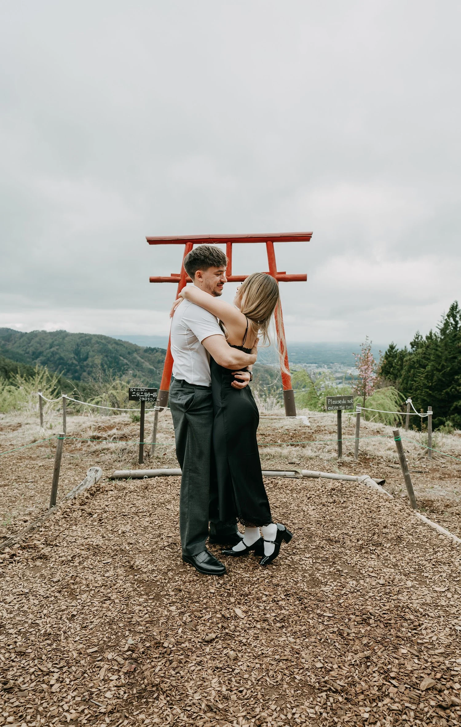 Tenkuu-no-Torii-Proposal-Japan-Destination-Wedding-Photographer-11.jpg