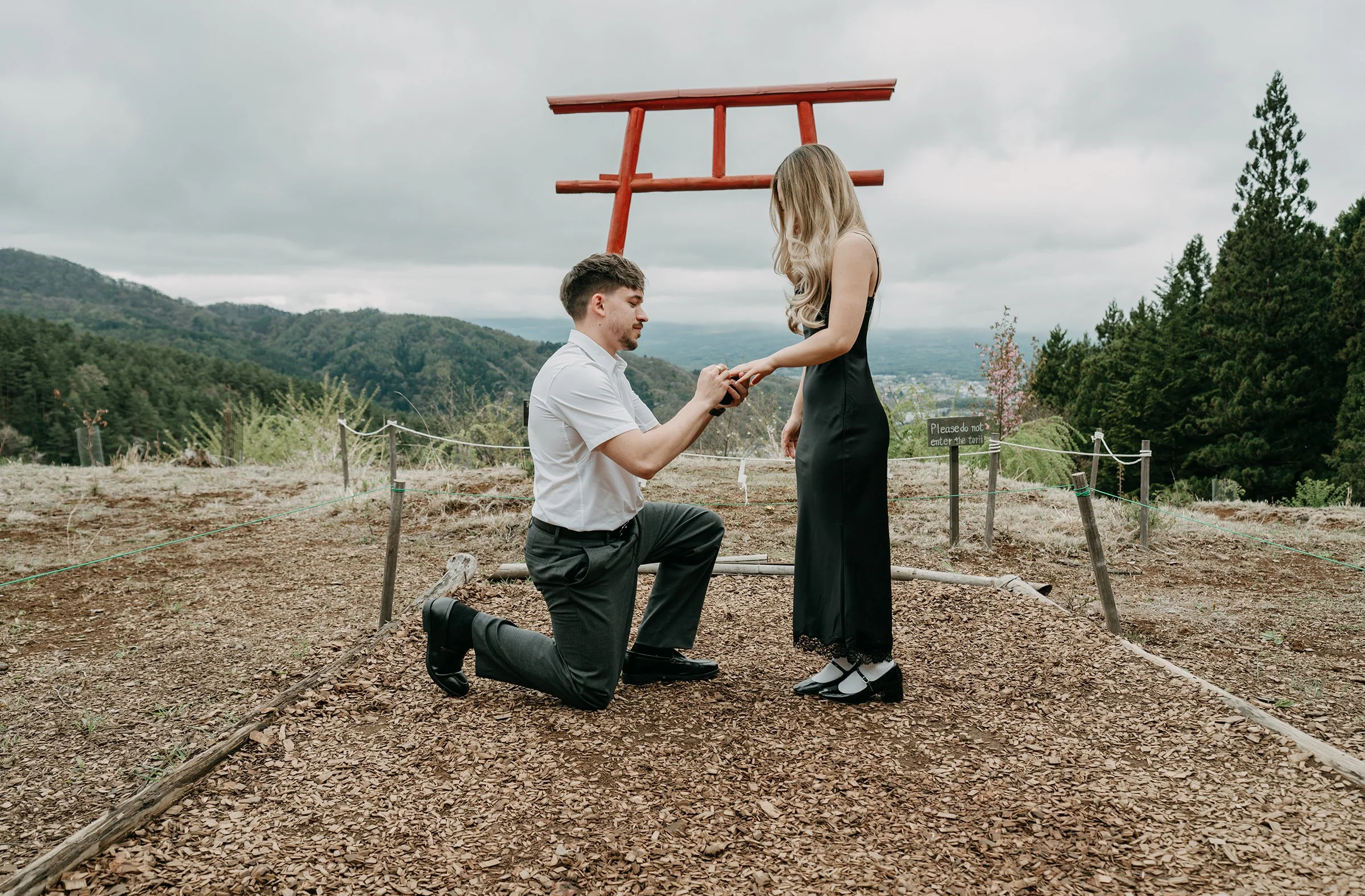 Tenku no Torii Mt Fuji Proposal & Engagement Session | 富士河口湖での婚約とエンゲージメント撮影 | Destination Wedding Photographer