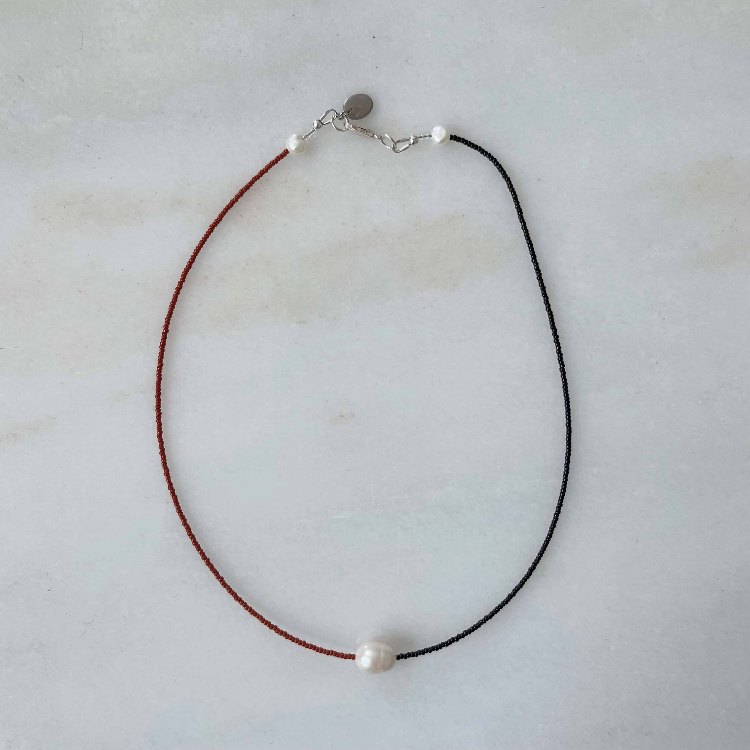 ESSENTIALPEARLNECKLACE-ONYX:CINNAMON.JPG