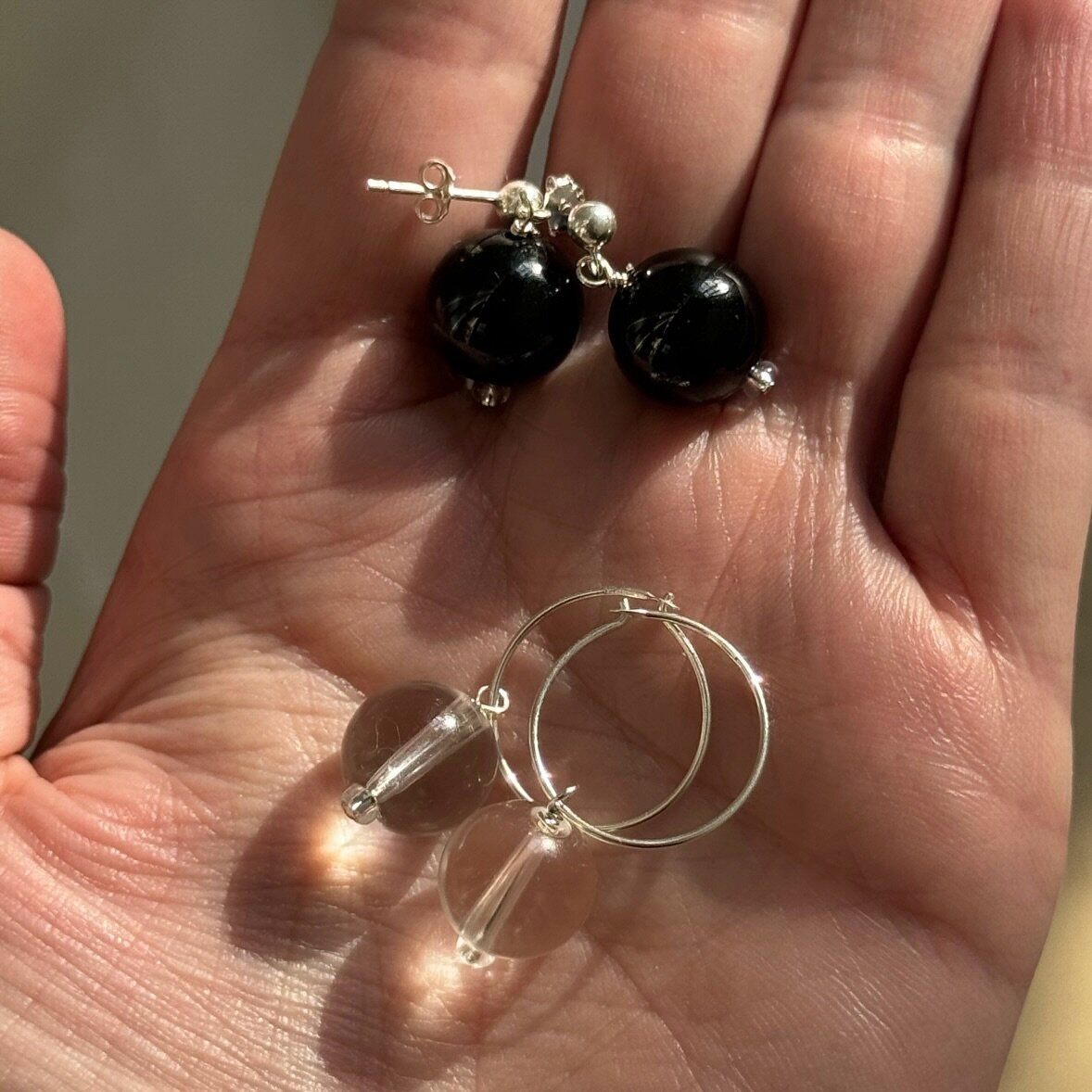 S+P mini quartz hoops and onyx droplet stud earrings 〰️
