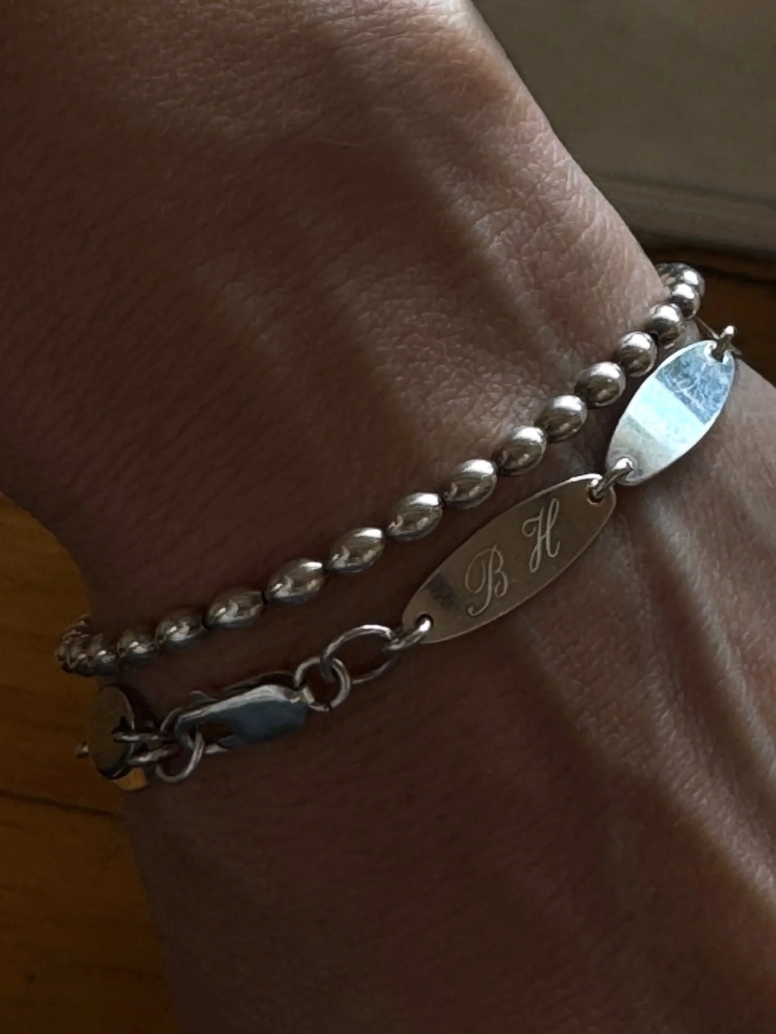 Custom initials engraving is now available. Add a meaningful touch to your S+P marquise bracelet with up to three initials, exclusively on the site ✍🏻
