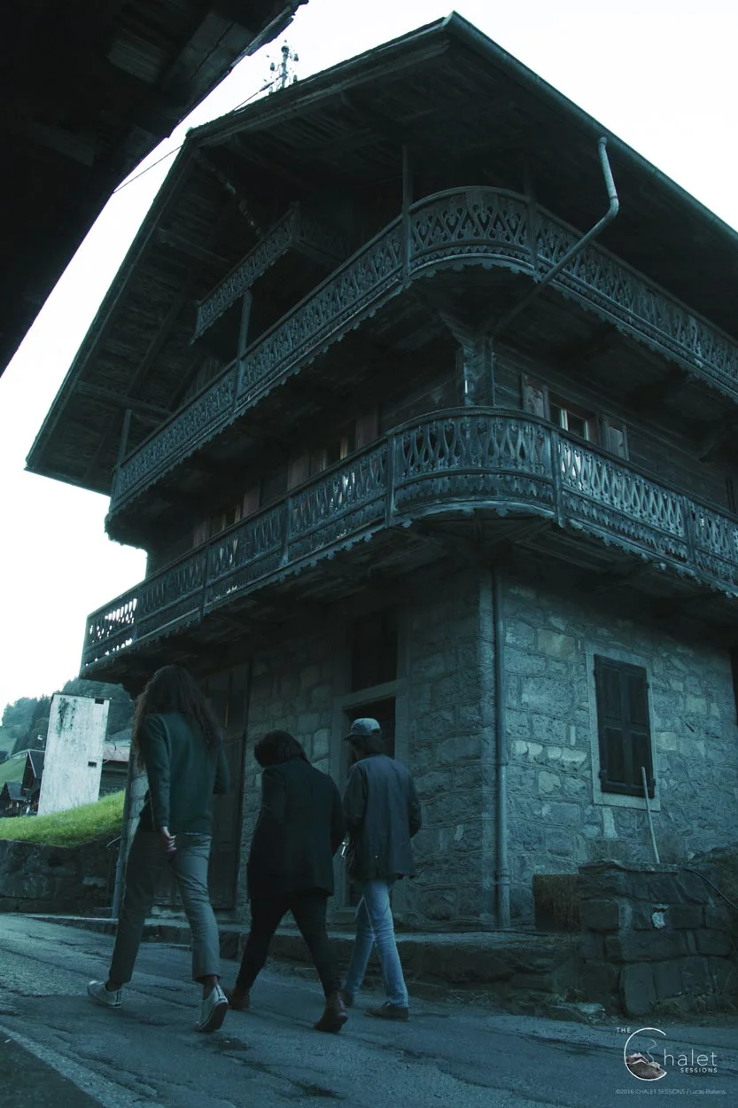 Cosmic Fields Session - band in front of "le 1912" chalet