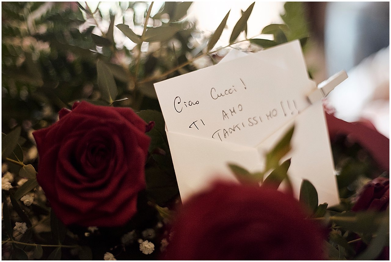  fotografia di matrimonio nell'antica chiesa del paese di  monteriggioni, siena. Un bellissimo ricevimento a Volterra, Pisa, nel cuore della Toscana per questo unione 