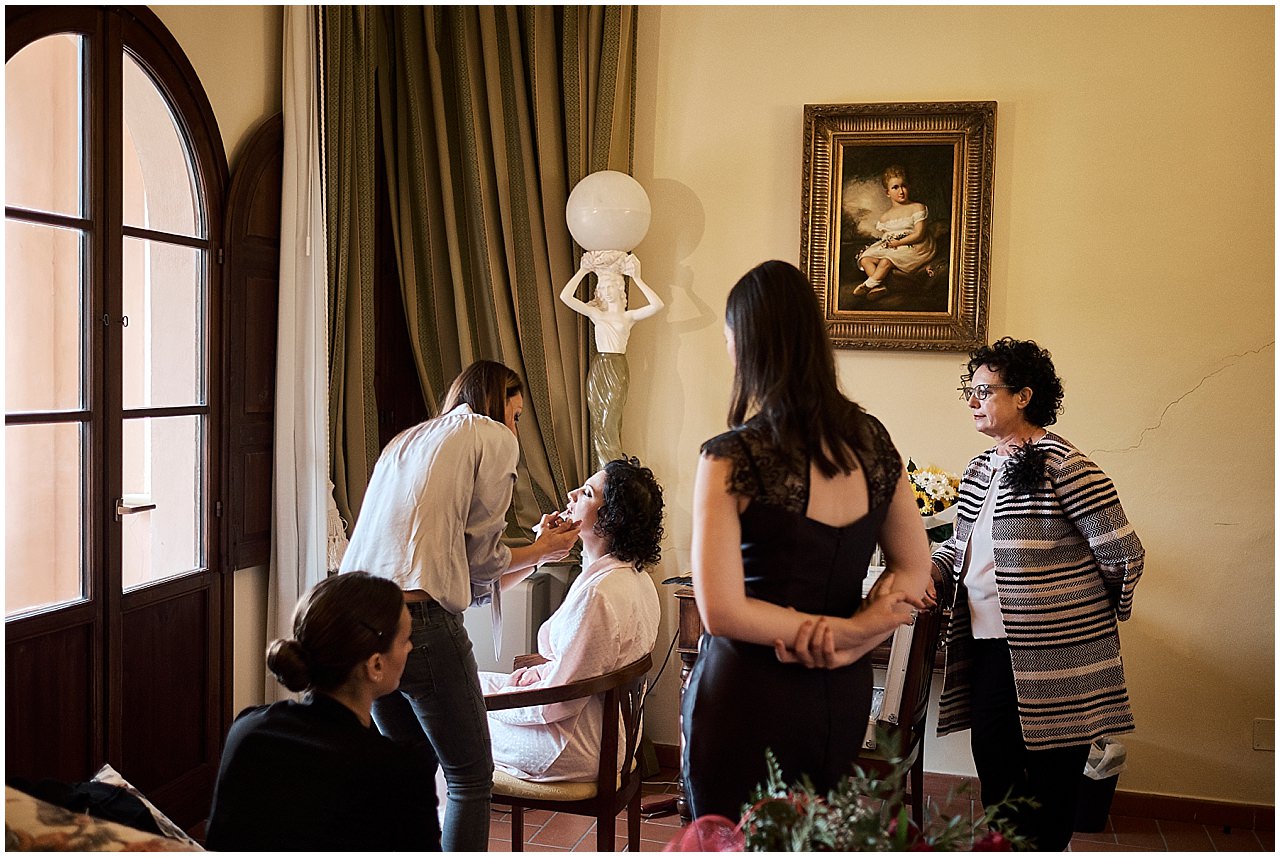  fotografia di matrimonio nell'antica chiesa del paese di  monteriggioni, siena. Un bellissimo ricevimento a Volterra, Pisa, nel cuore della Toscana per questo unione 