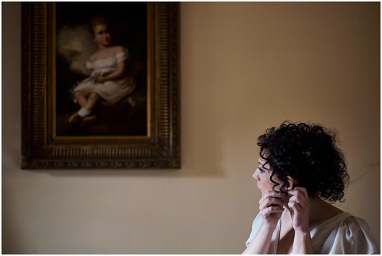  fotografia di matrimonio nell'antica chiesa del paese di  monteriggioni, siena. Un bellissimo ricevimento a Volterra, Pisa, nel cuore della Toscana per questo unione 