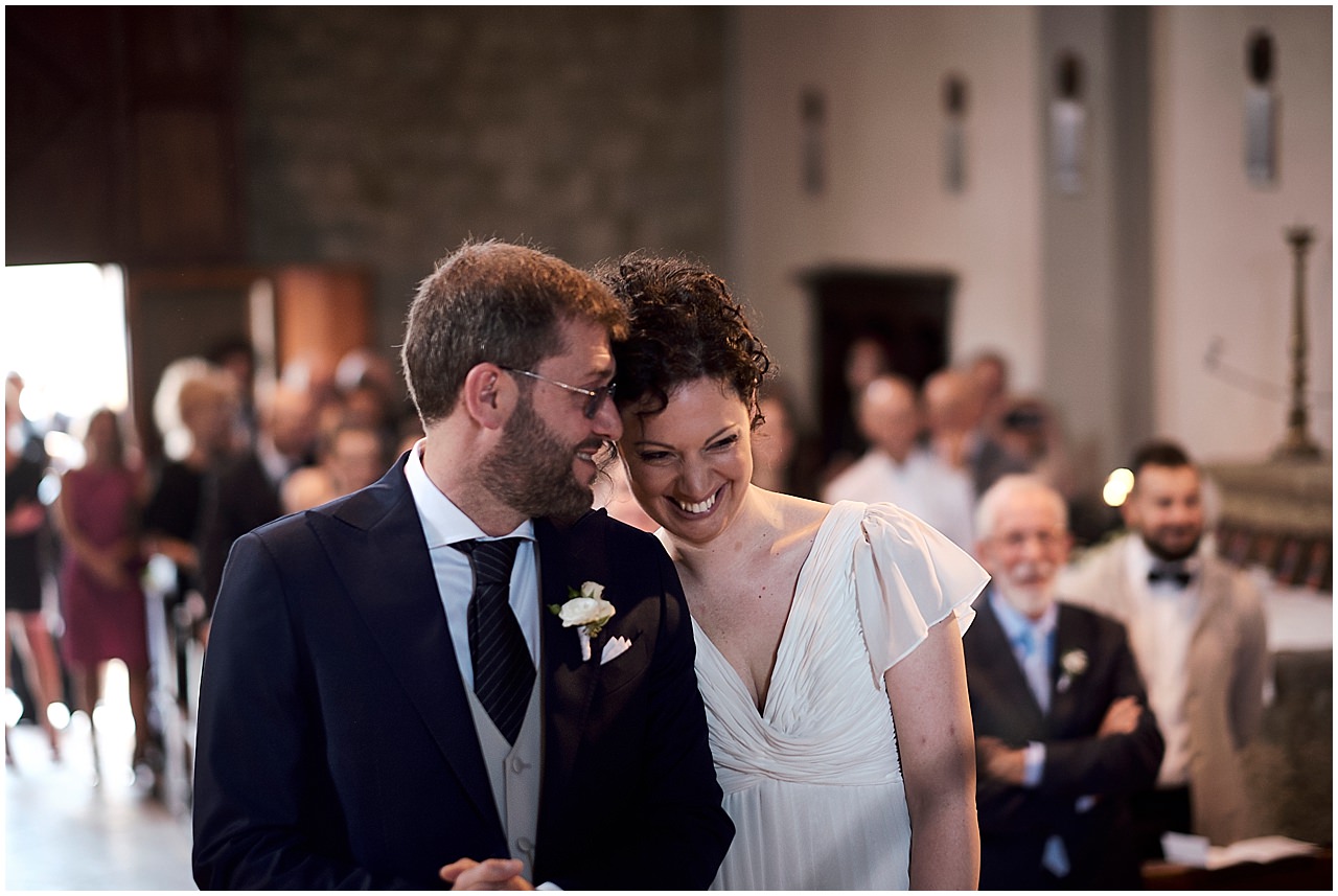  fotografia di matrimonio nell'antica chiesa del paese di  monteriggioni, siena. Un bellissimo ricevimento a Volterra, Pisa, nel cuore della Toscana per questo unione 