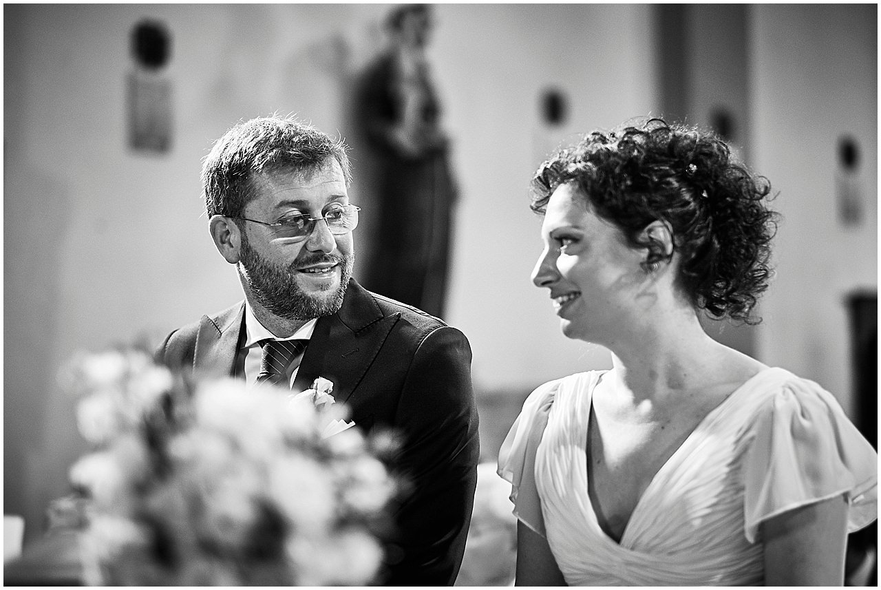  fotografia di matrimonio nell'antica chiesa del paese di  monteriggioni, siena. Un bellissimo ricevimento a Volterra, Pisa, nel cuore della Toscana per questo unione 