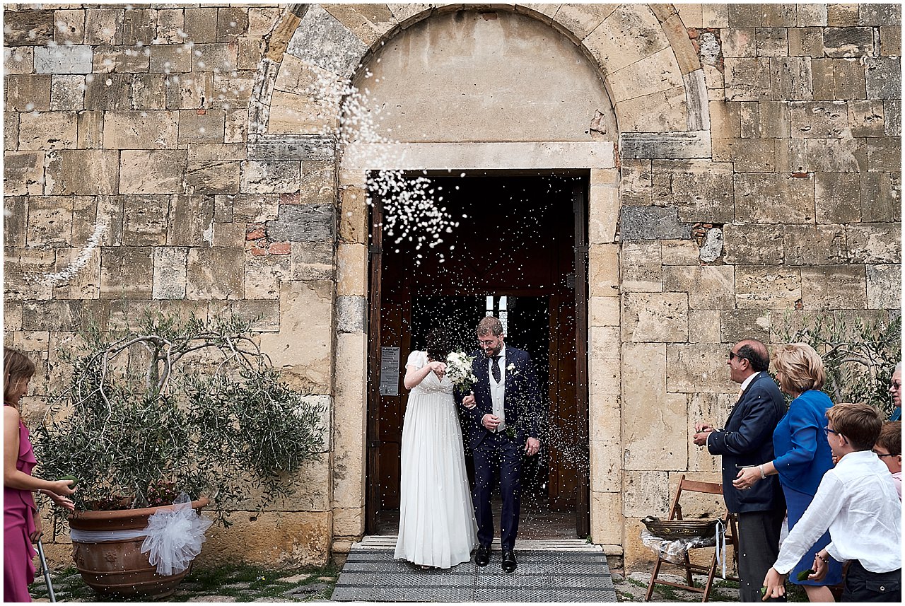  fotografia di matrimonio nell'antica chiesa del paese di  monteriggioni, siena. Un bellissimo ricevimento a Volterra, Pisa, nel cuore della Toscana per questo unione 