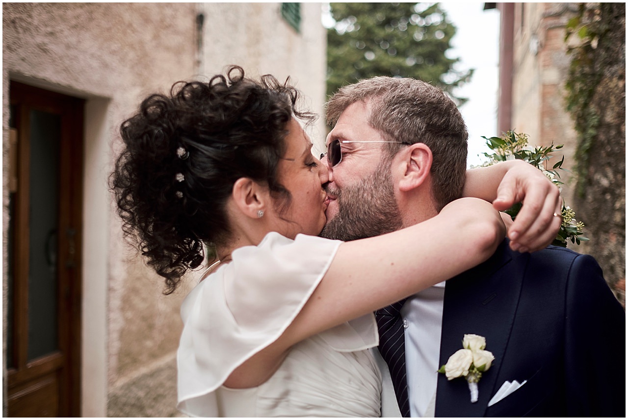  fotografia di matrimonio nell'antica chiesa del paese di  monteriggioni, siena. Un bellissimo ricevimento a Volterra, Pisa, nel cuore della Toscana per questo unione 