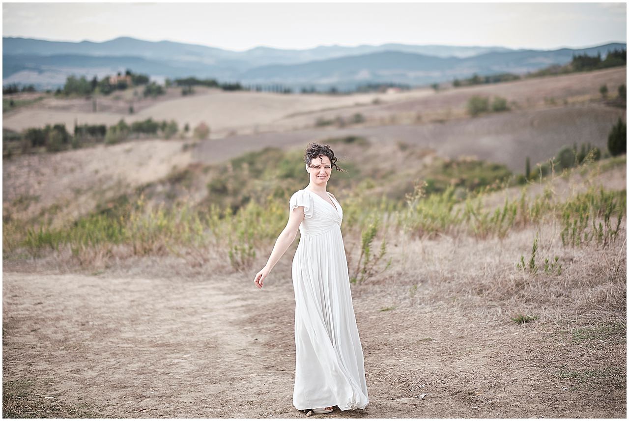  fotografia di matrimonio nell'antica chiesa del paese di  monteriggioni, siena. Un bellissimo ricevimento a Volterra, Pisa, nel cuore della Toscana per questo unione 