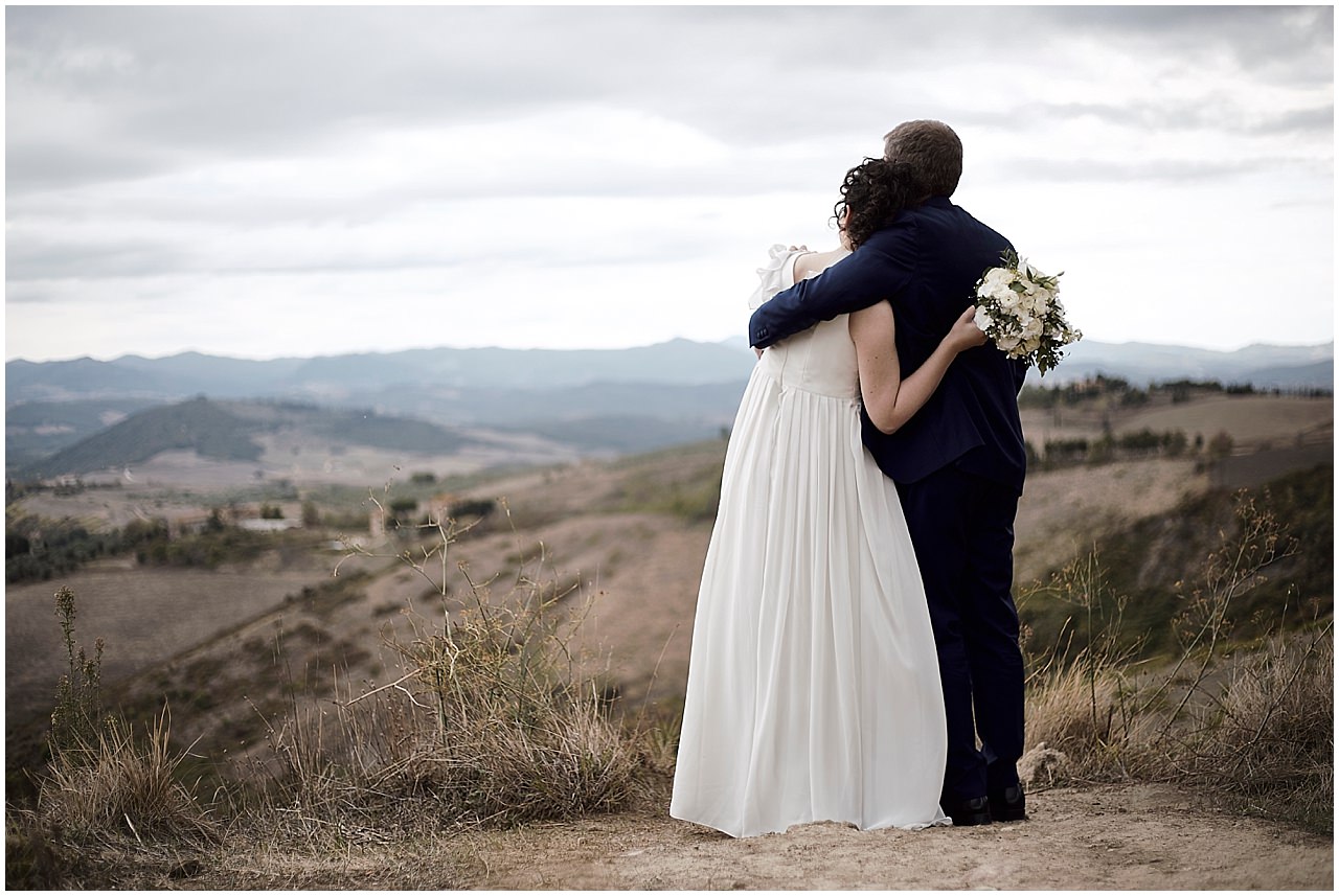  fotografia di matrimonio nell'antica chiesa del paese di  monteriggioni, siena. Un bellissimo ricevimento a Volterra, Pisa, nel cuore della Toscana per questo unione 