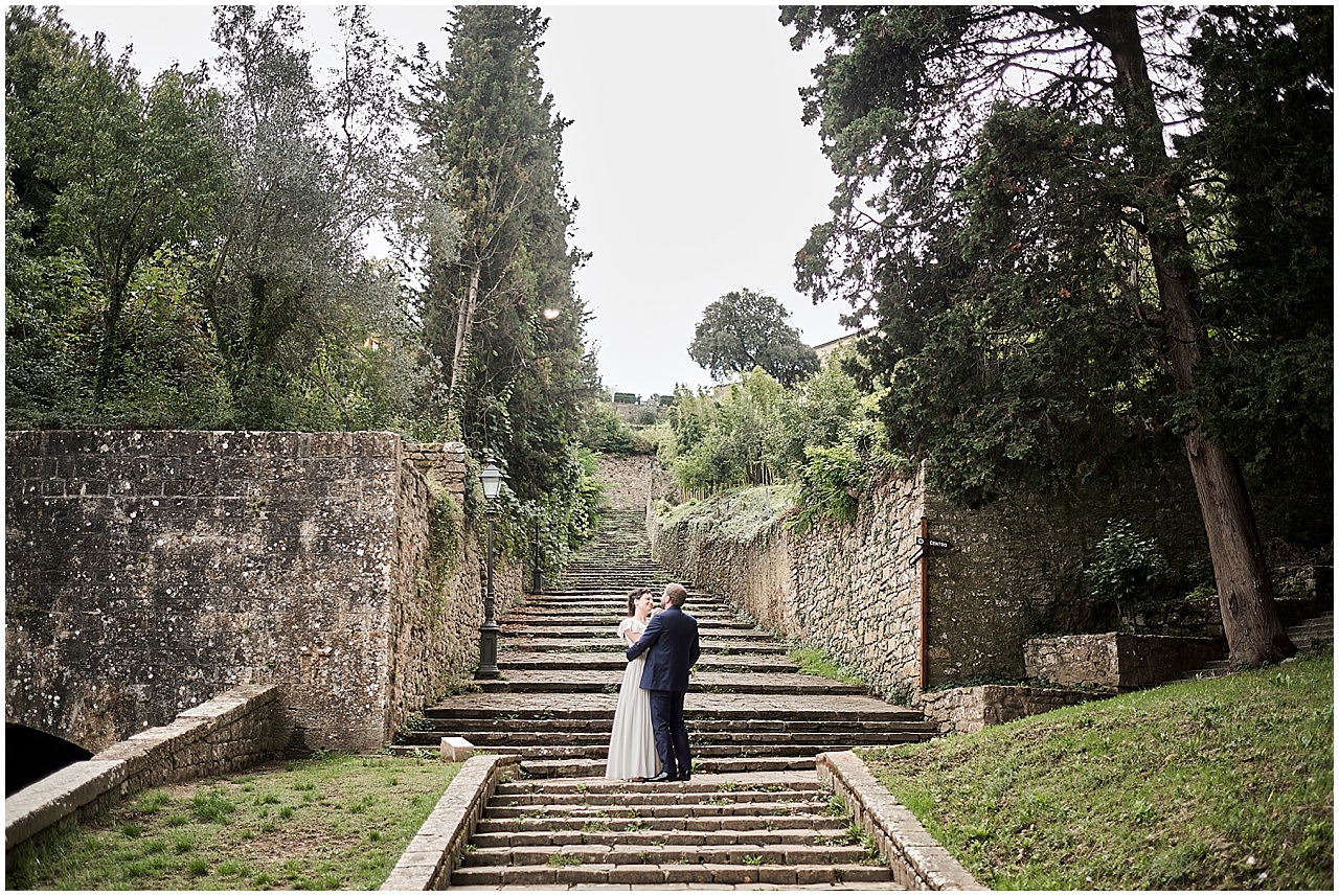  fotografia di matrimonio nell'antica chiesa del paese di  monteriggioni, siena. Un bellissimo ricevimento a Volterra, Pisa, nel cuore della Toscana per questo unione 