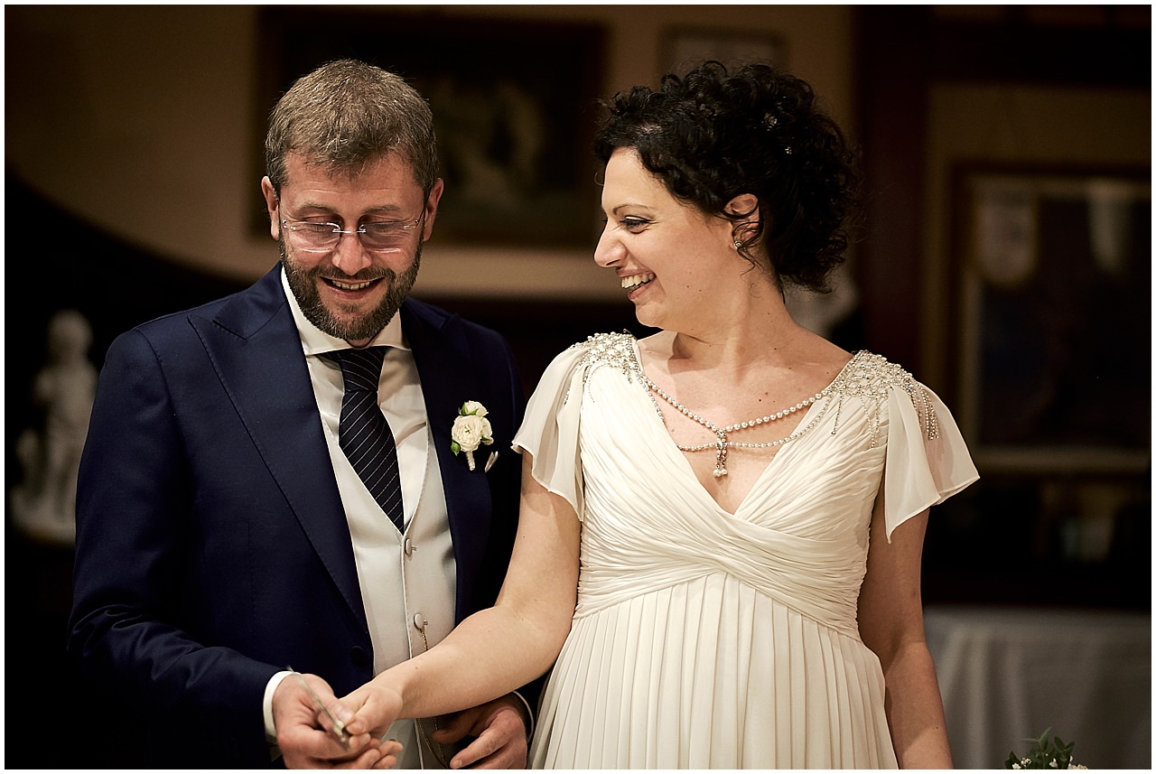  fotografia di matrimonio nell'antica chiesa del paese di  monteriggioni, siena. Un bellissimo ricevimento a Volterra, Pisa, nel cuore della Toscana per questo unione 