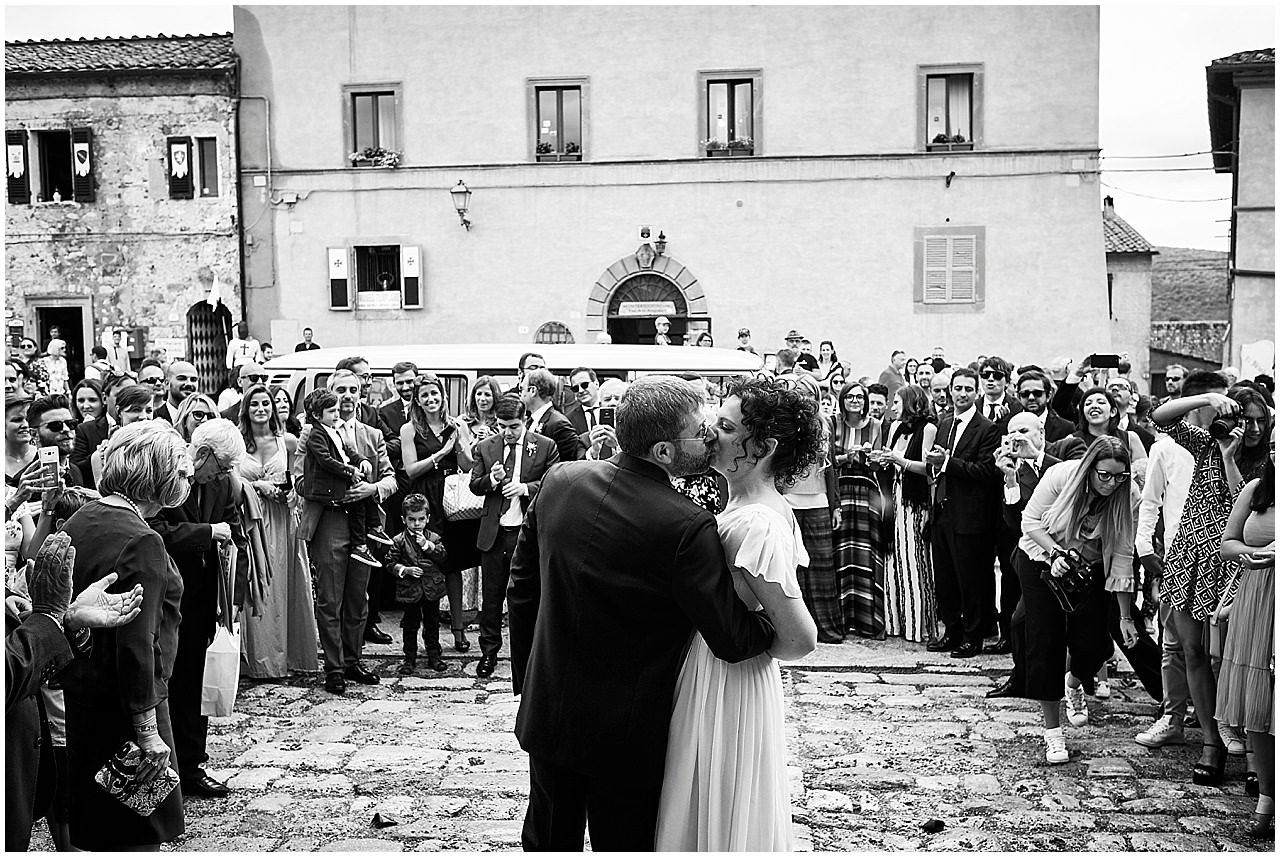  wedding celebration in a little beautifiull church in Monteriggioni, an old castle between siena and florence. Venue for the reception in Volterra, pisa. 
