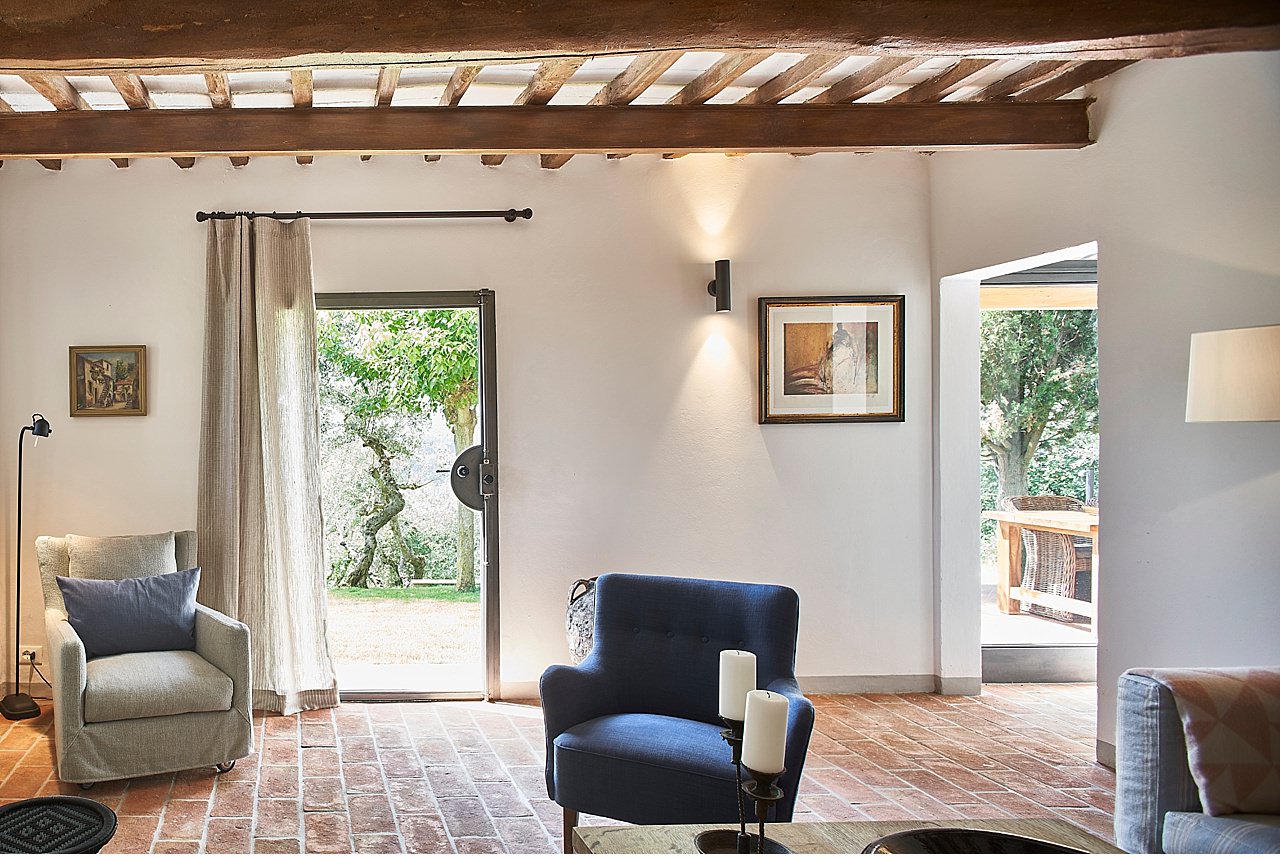  A recently renovated private villa in Palaia, in the Tuscan hills of Pisa, but very close to Florence and Siena. Danish property, it is rich in valuable finishes, swimming pool, outdoor garden with olive trees. The photographic service of the interi