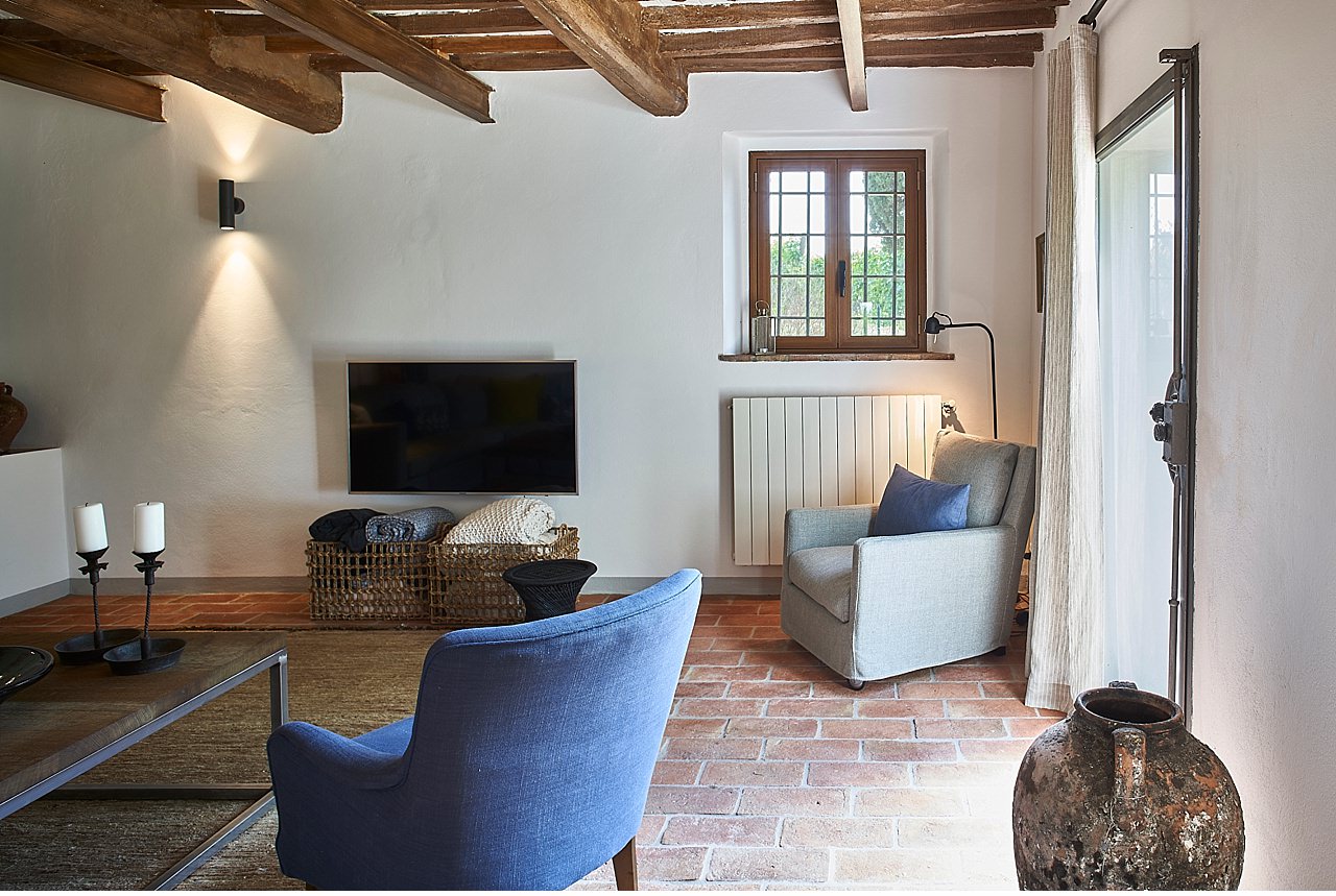  A recently renovated private villa in Palaia, in the Tuscan hills of Pisa, but very close to Florence and Siena. Danish property, it is rich in valuable finishes, swimming pool, outdoor garden with olive trees. The photographic service of the interi