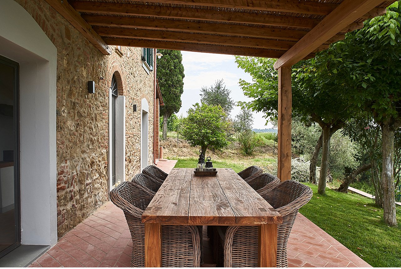  A recently renovated private villa in Palaia, in the Tuscan hills of Pisa, but very close to Florence and Siena. Danish property, it is rich in valuable finishes, swimming pool, outdoor garden with olive trees. The photographic service of the interi