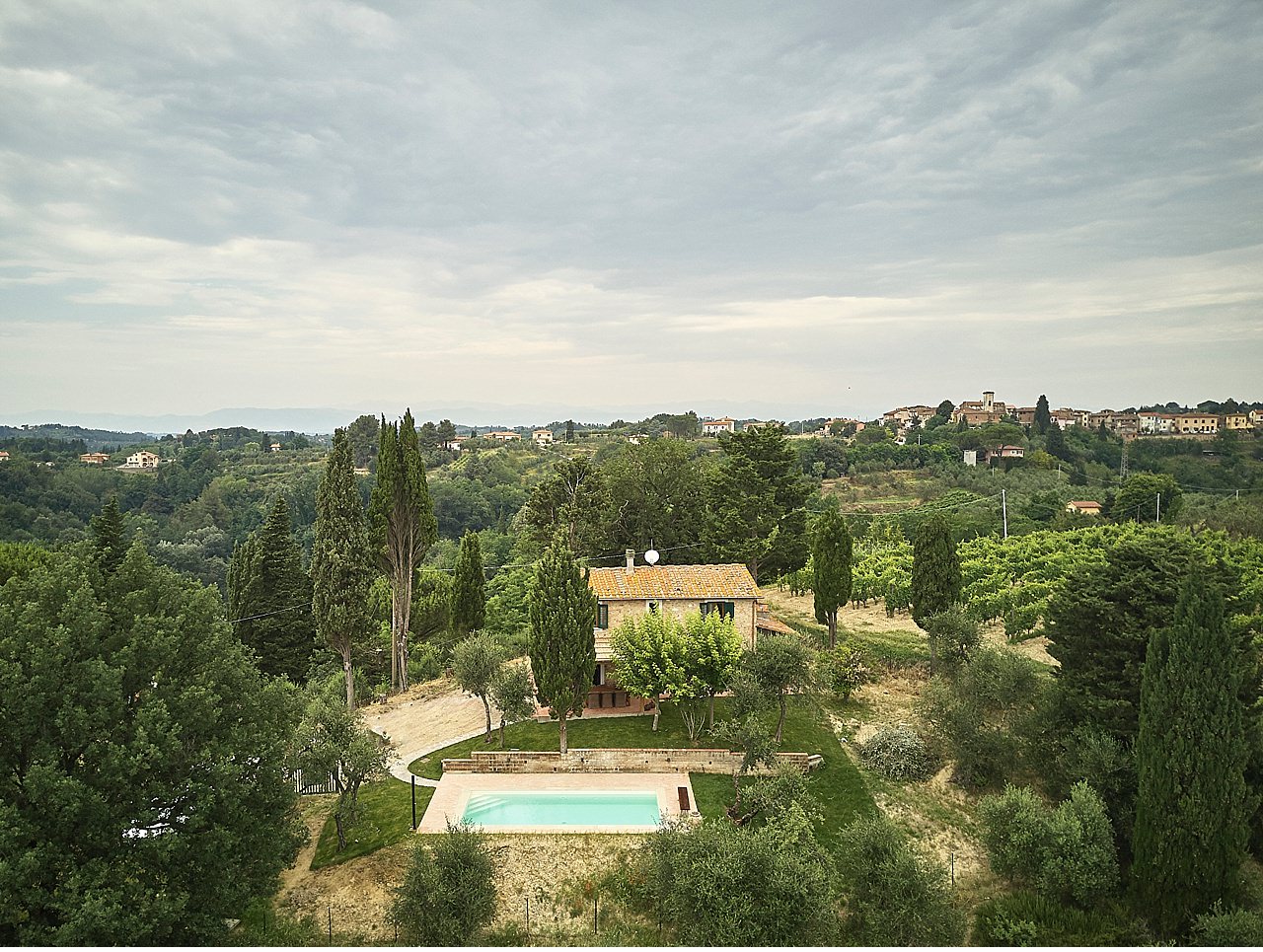  A recently renovated private villa in Palaia, in the Tuscan hills of Pisa, but very close to Florence and Siena. Danish property, it is rich in valuable finishes, swimming pool, outdoor garden with olive trees. The photographic service of the interi