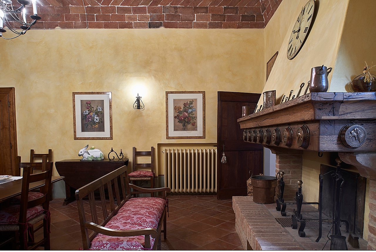  Importante restauro di un appartamento nobile nella piazza principale di Sarteano, accanto almunicipio e teatro. Finiture di pregio per un misto di classico e design moderno, ma comunque mantenendo una notevole armonia. Arredamento composto da pregi