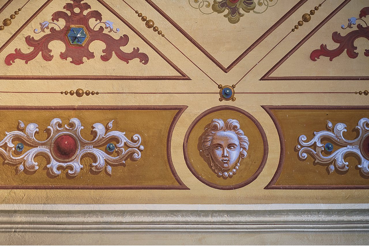  Importante restauro di un appartamento nobile nella piazza principale di Sarteano, accanto almunicipio e teatro. Finiture di pregio per un misto di classico e design moderno, ma comunque mantenendo una notevole armonia. Arredamento composto da pregi