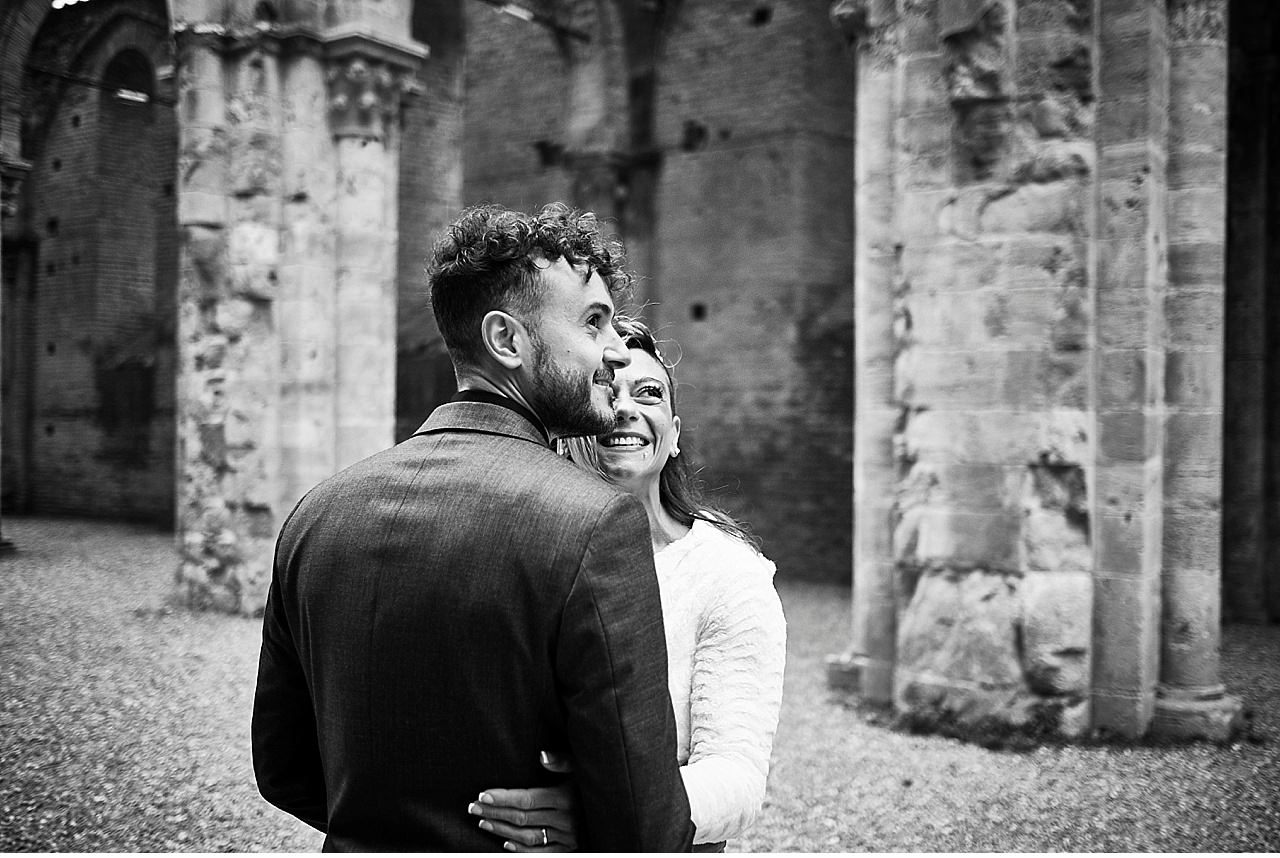 Intimo matrimonio invernale nella splendida cornice della basilica di San Galgano, a Chiusdino in provincia di Siena. Un rito civile sancito dal sindaco sotto il cielo, in quanto la struttura è priva di tetto. Un luogo magico, un allestimento florea